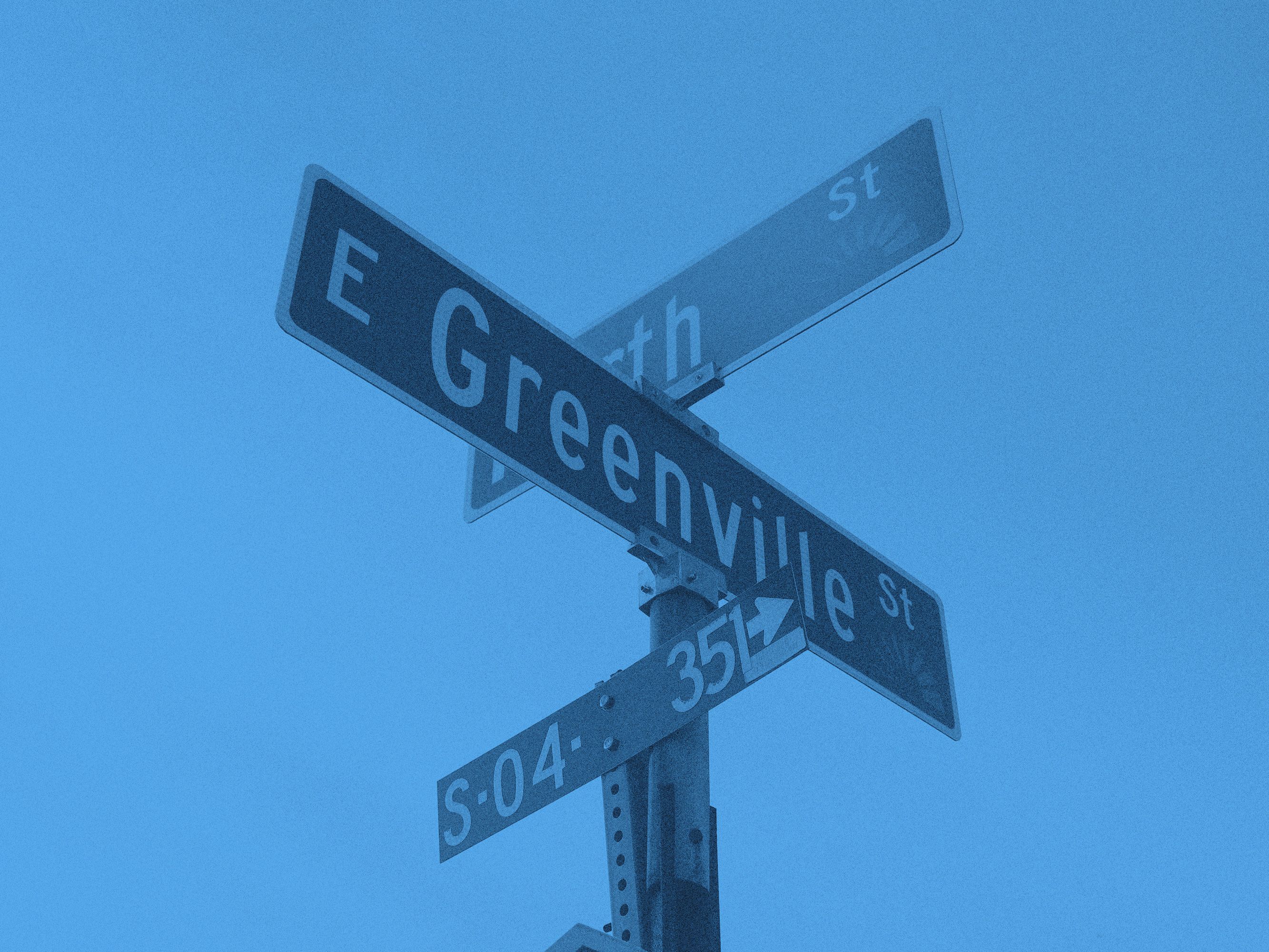 Tre gatuskyltar som visar olika riktningar