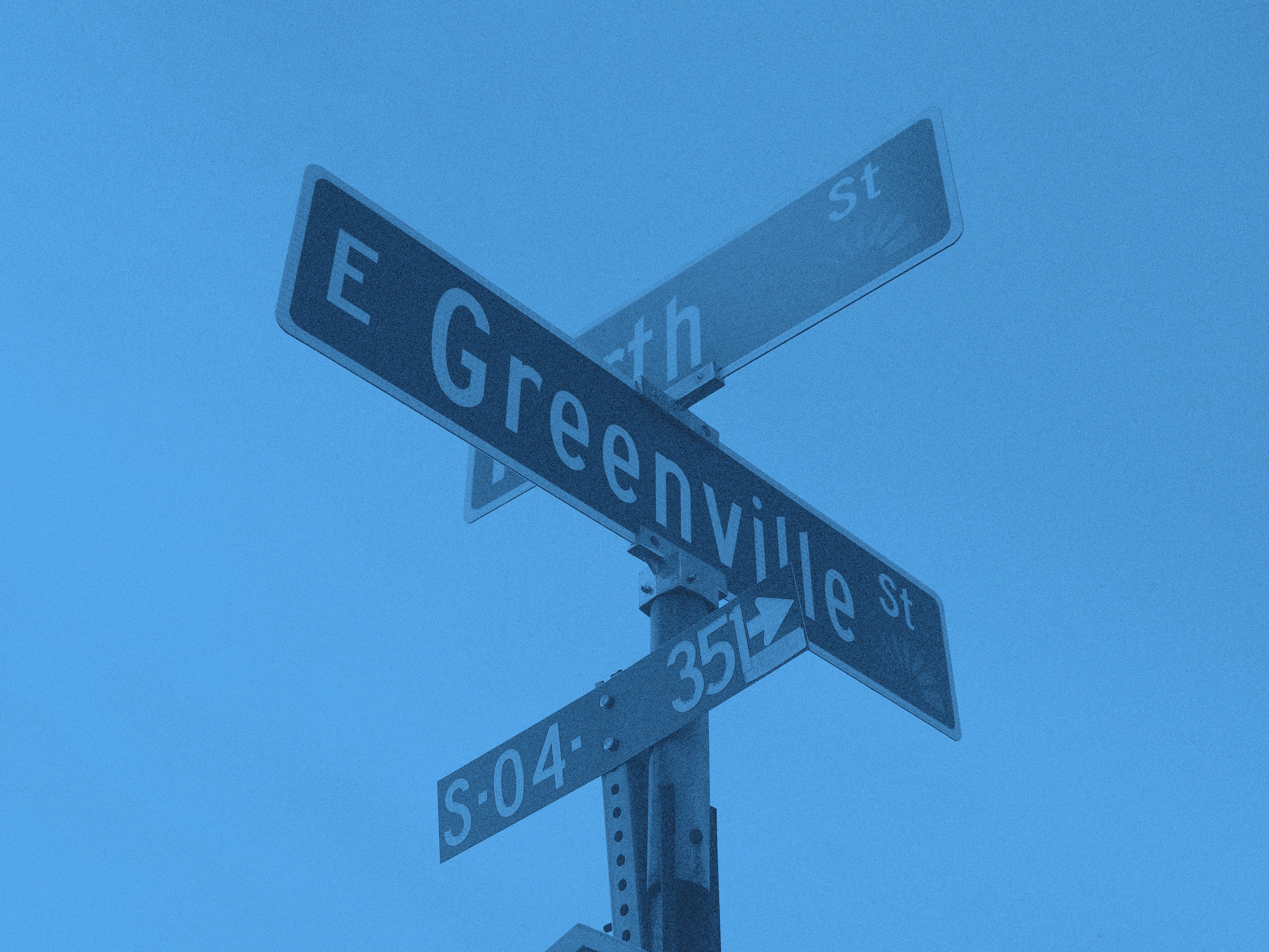 Tre gatuskyltar som visar olika riktningar