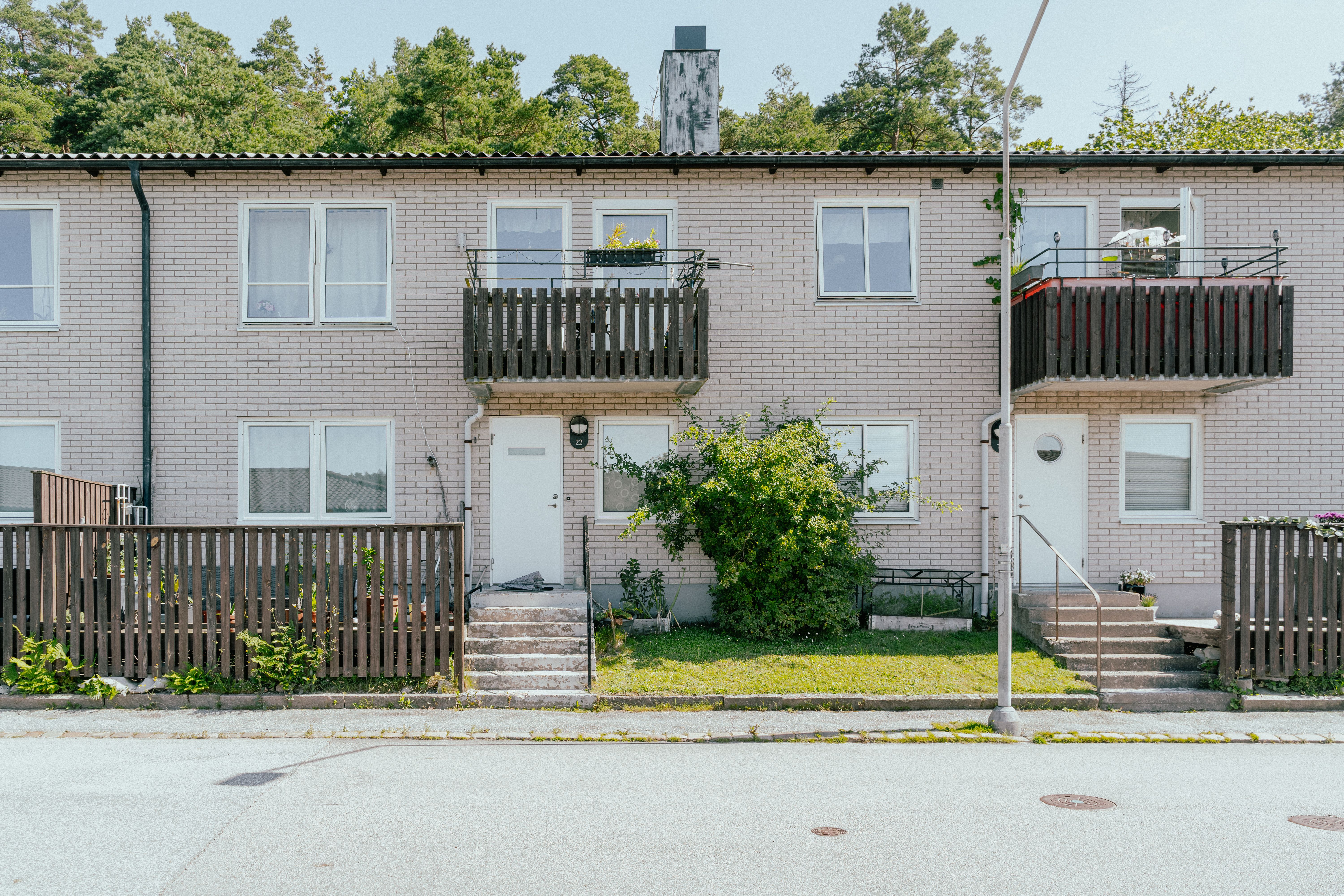 Fasaden av ett  tvåvåningshus rakt framifrån