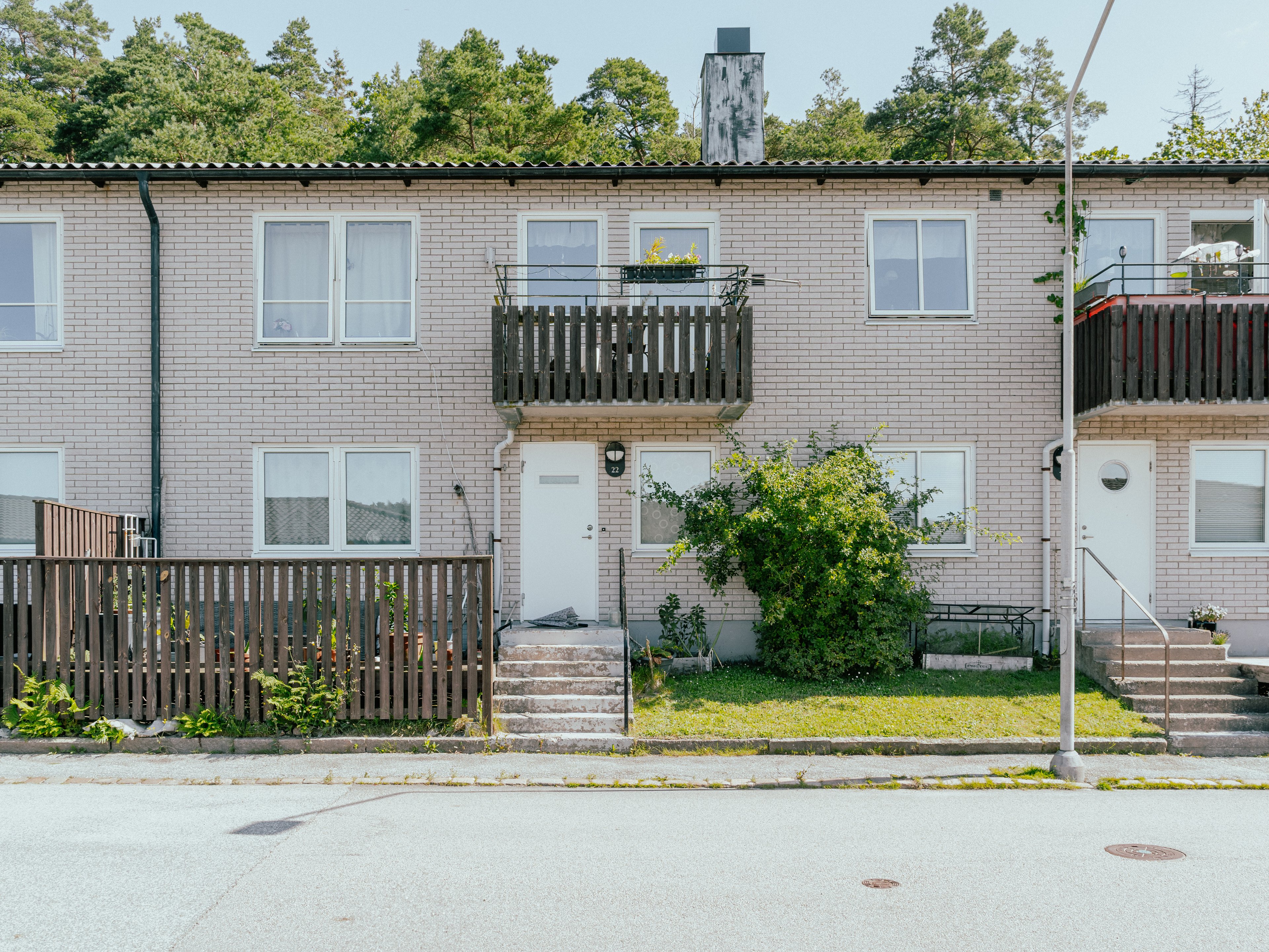 Fasaden av ett tvåvåningshus rakt framifrån