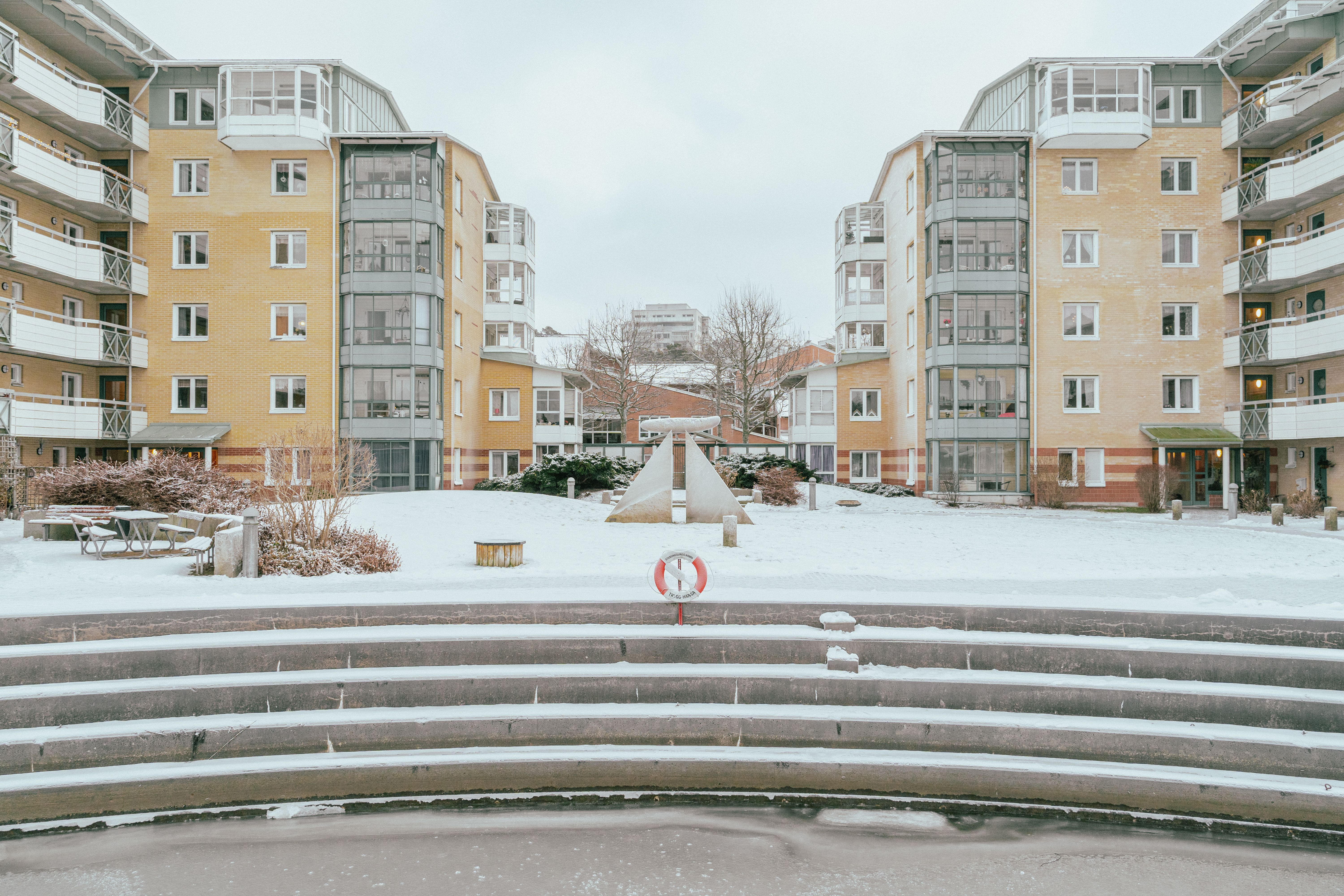 Ett konstverk på gården mellan två höga hus