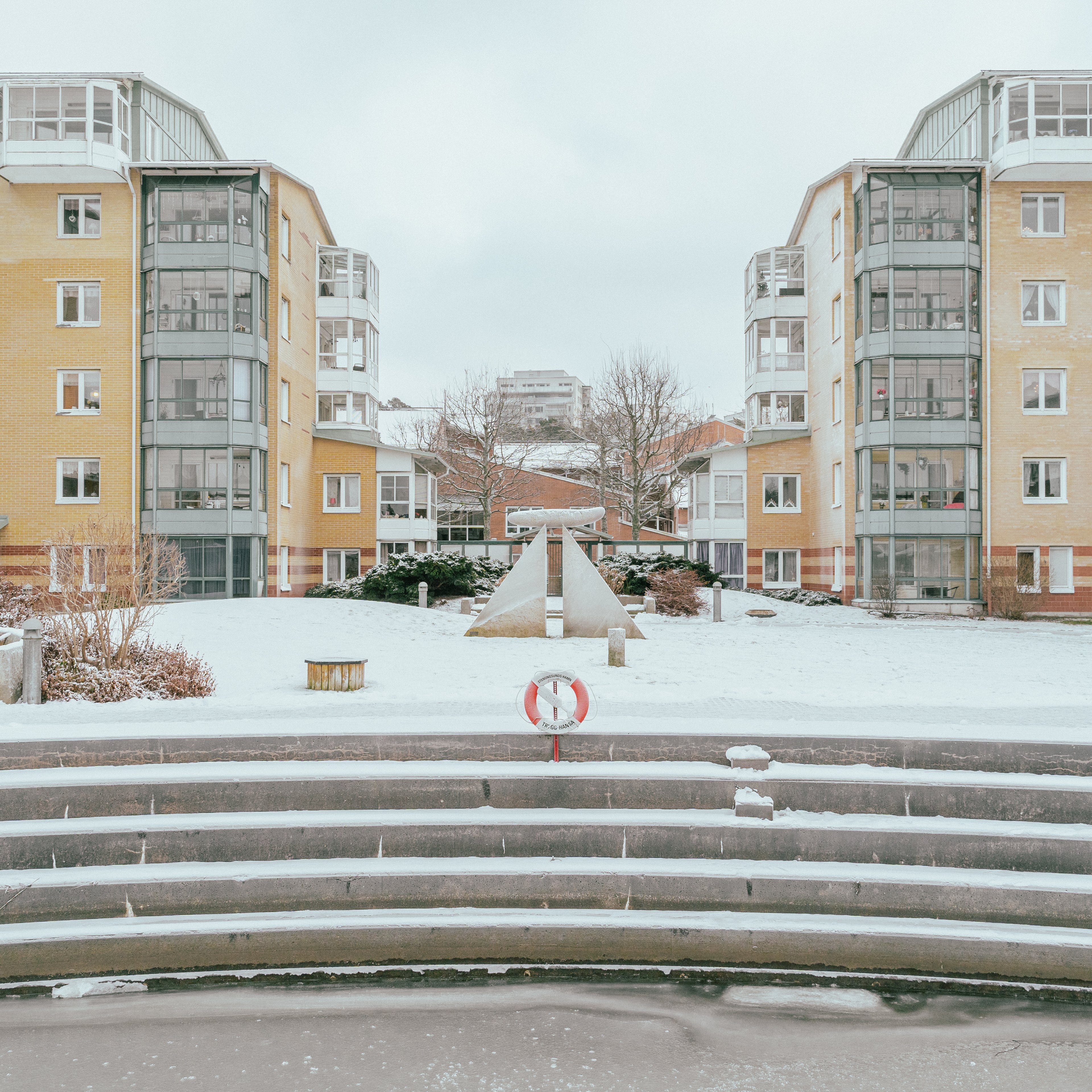Ett konstverk på gården mellan två höga hus