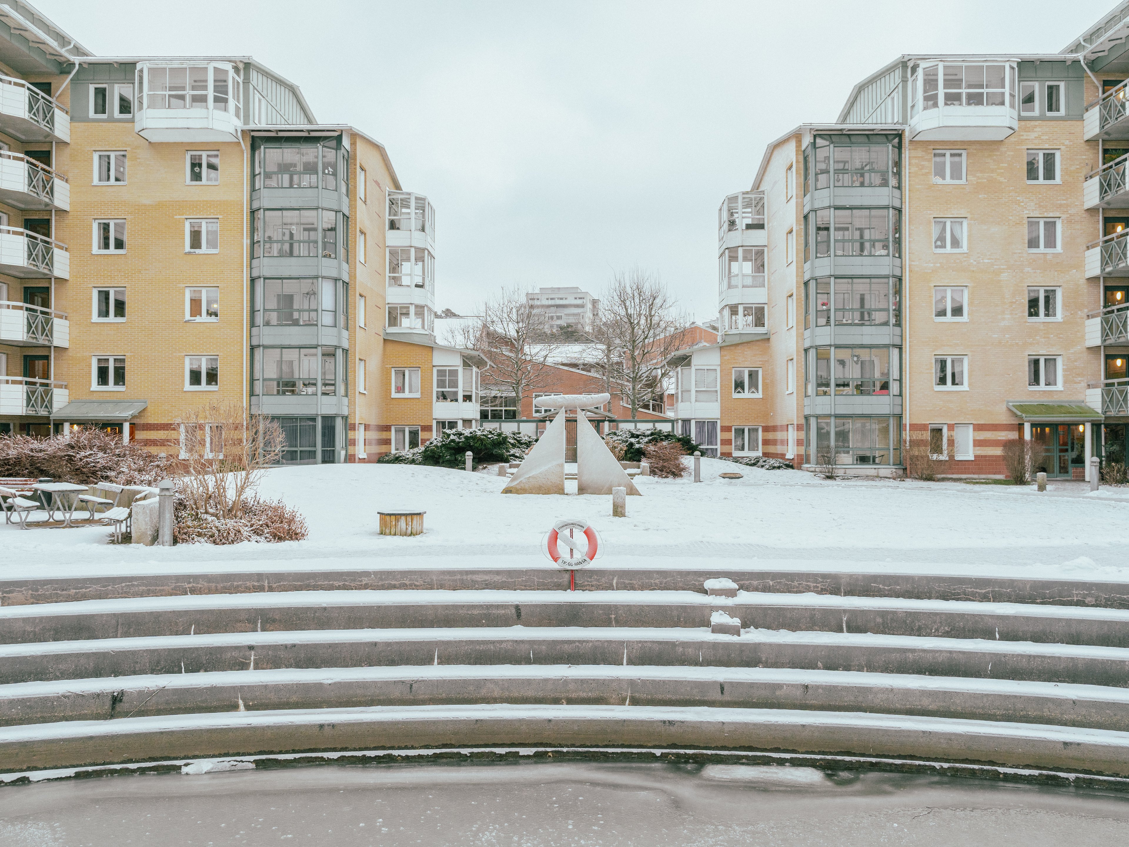 Ett konstverk på gården mellan två höga hus