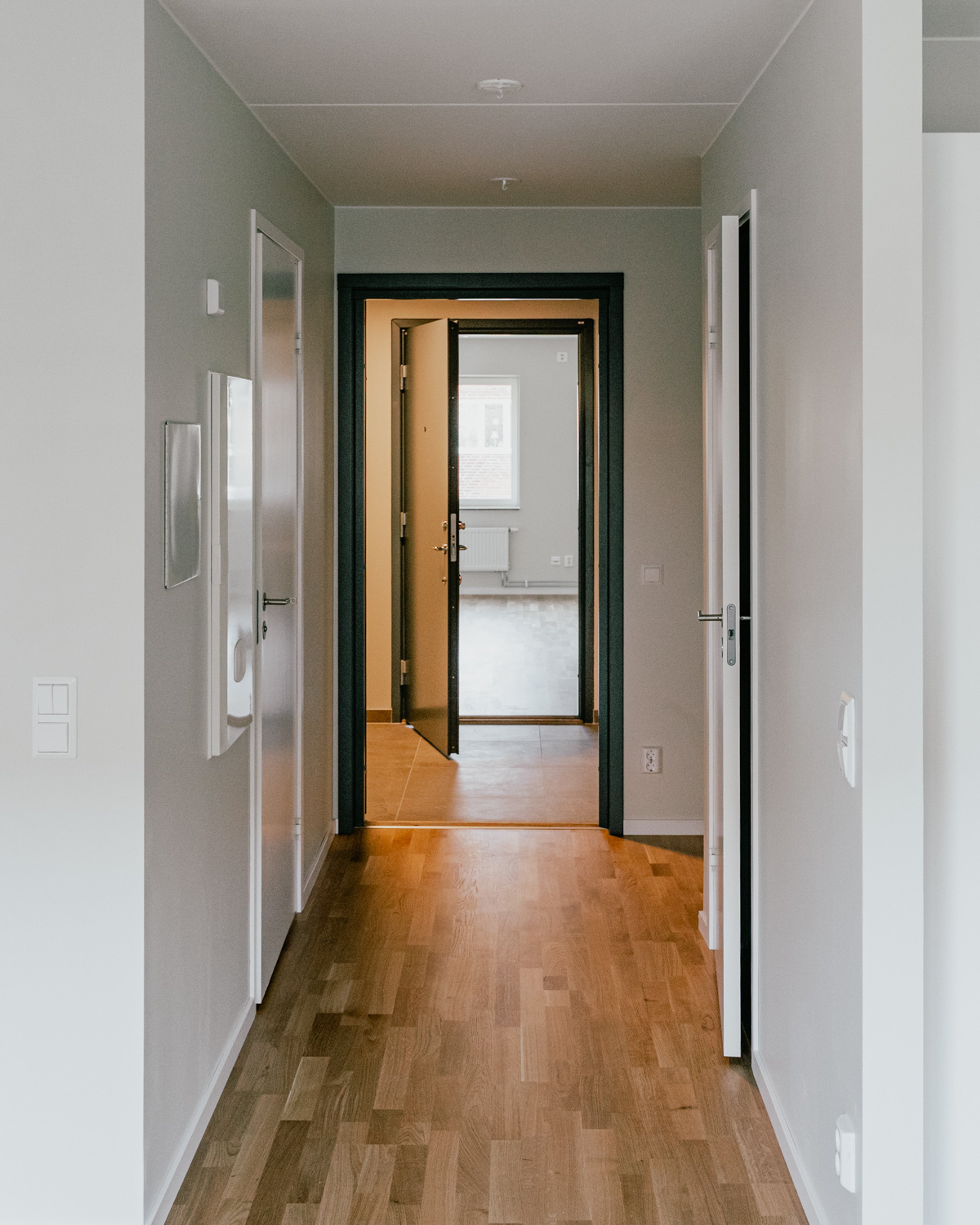 En hall med ett rum i slutet