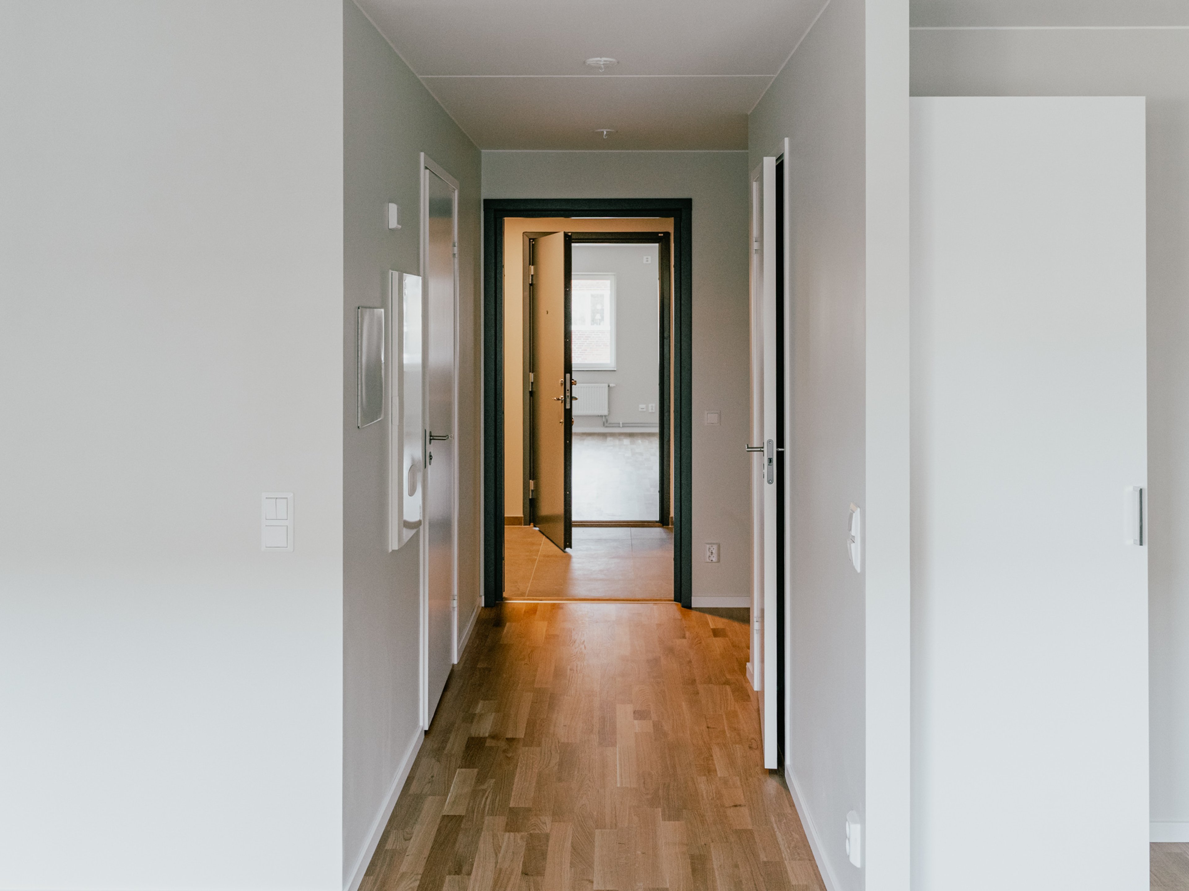 En hall med ett rum i slutet