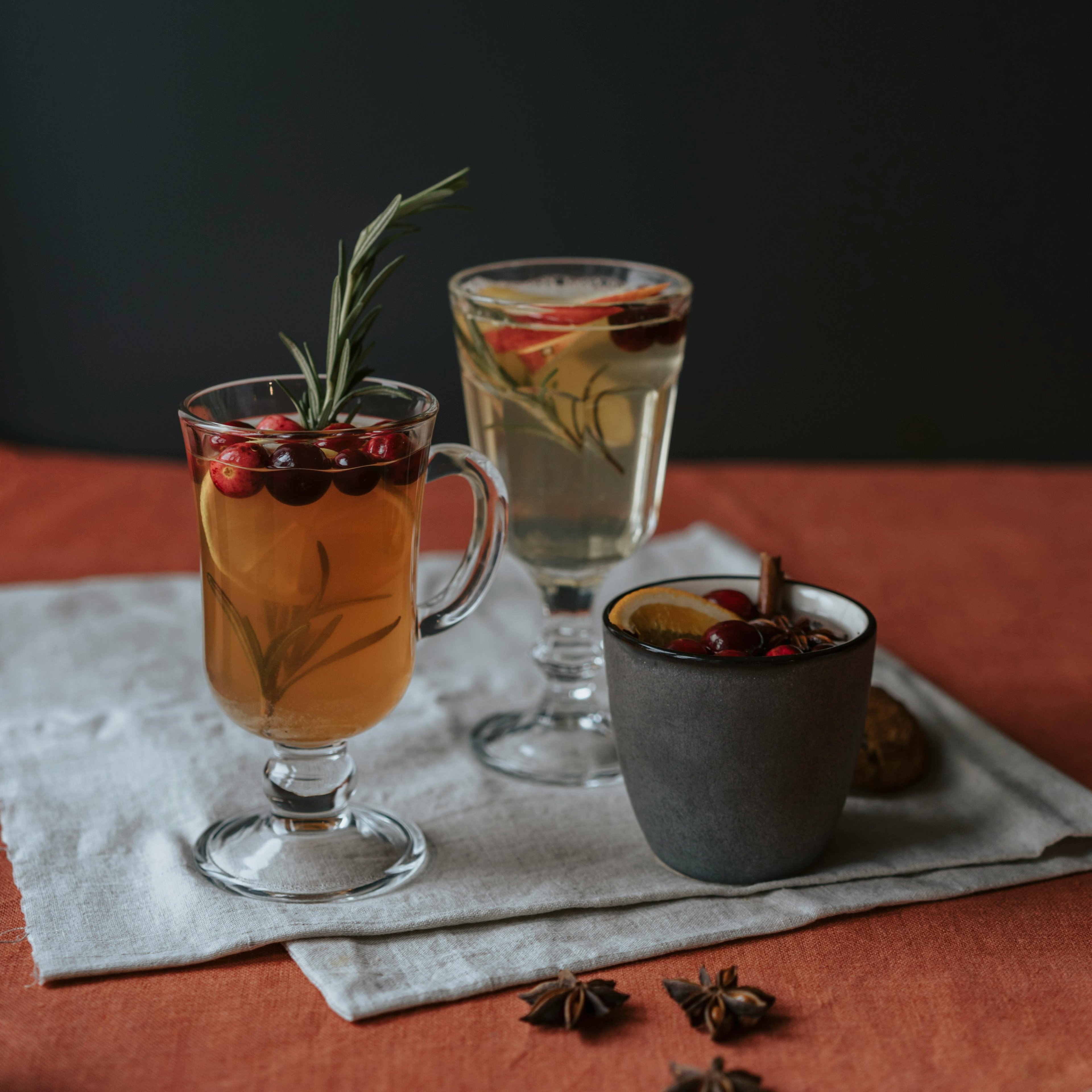 Ett stilleben med två glas och en mugg med dryck