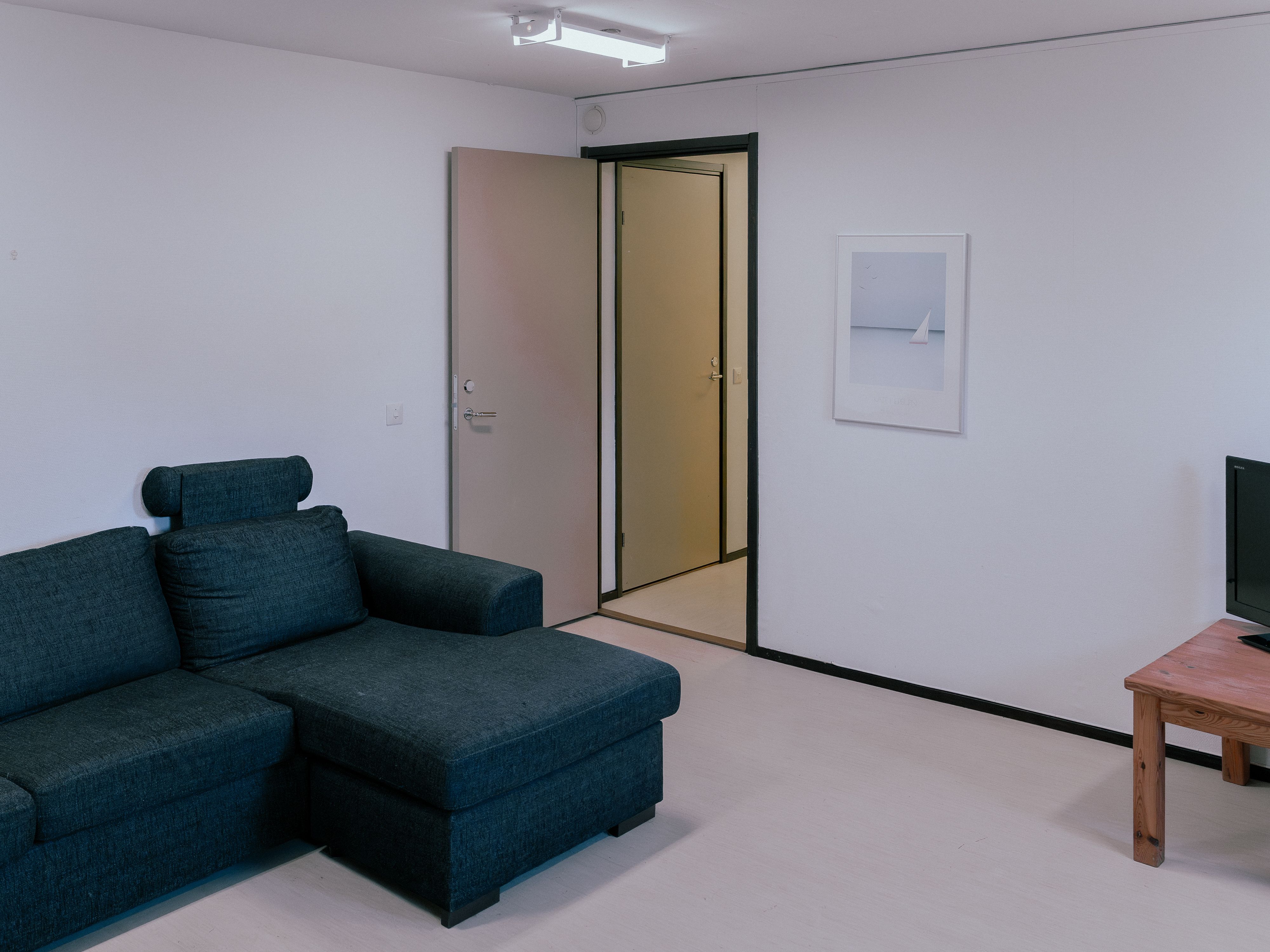 Ett rum med en soffa