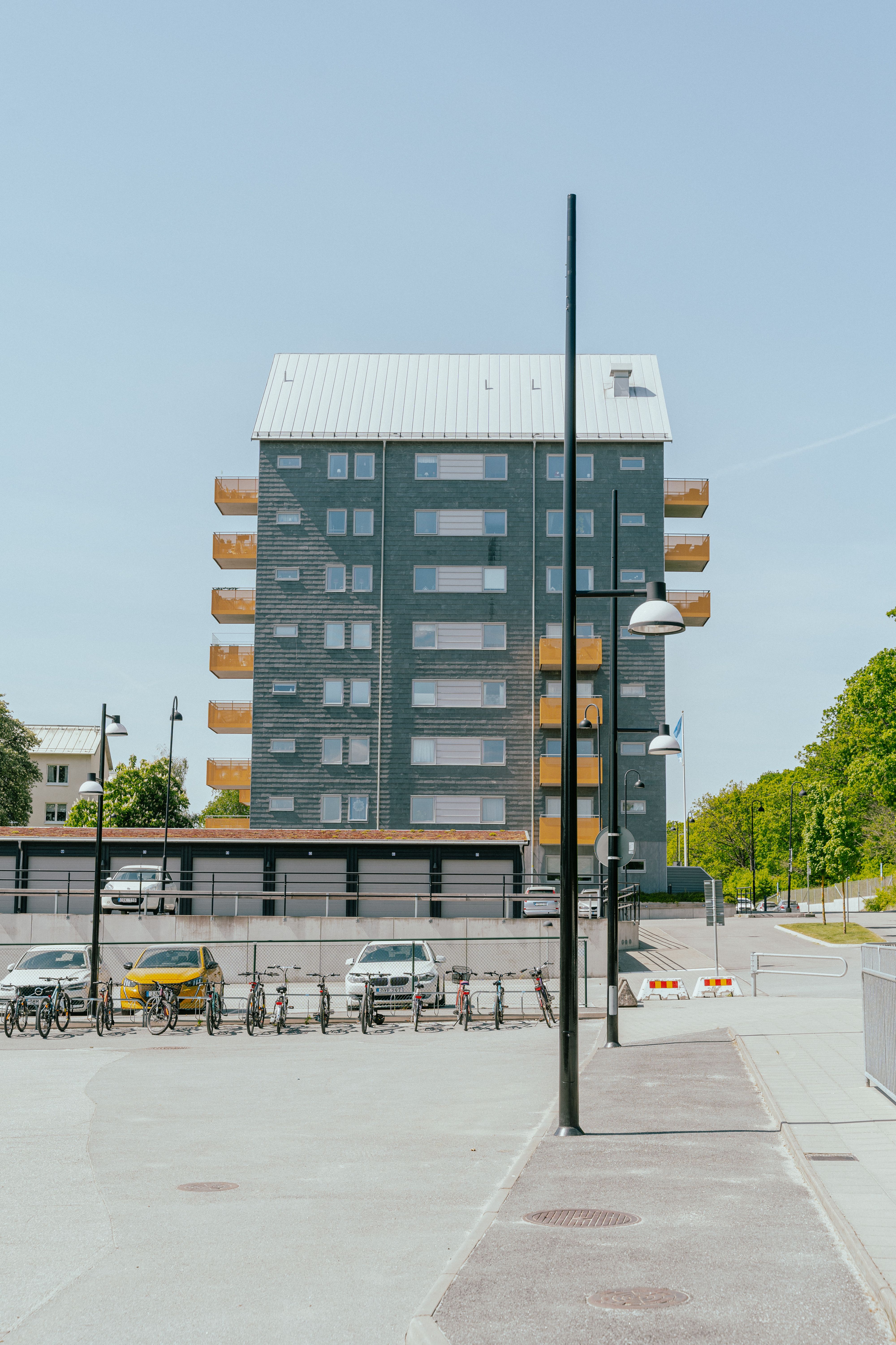 Ett åtta-våningshus på avstånd