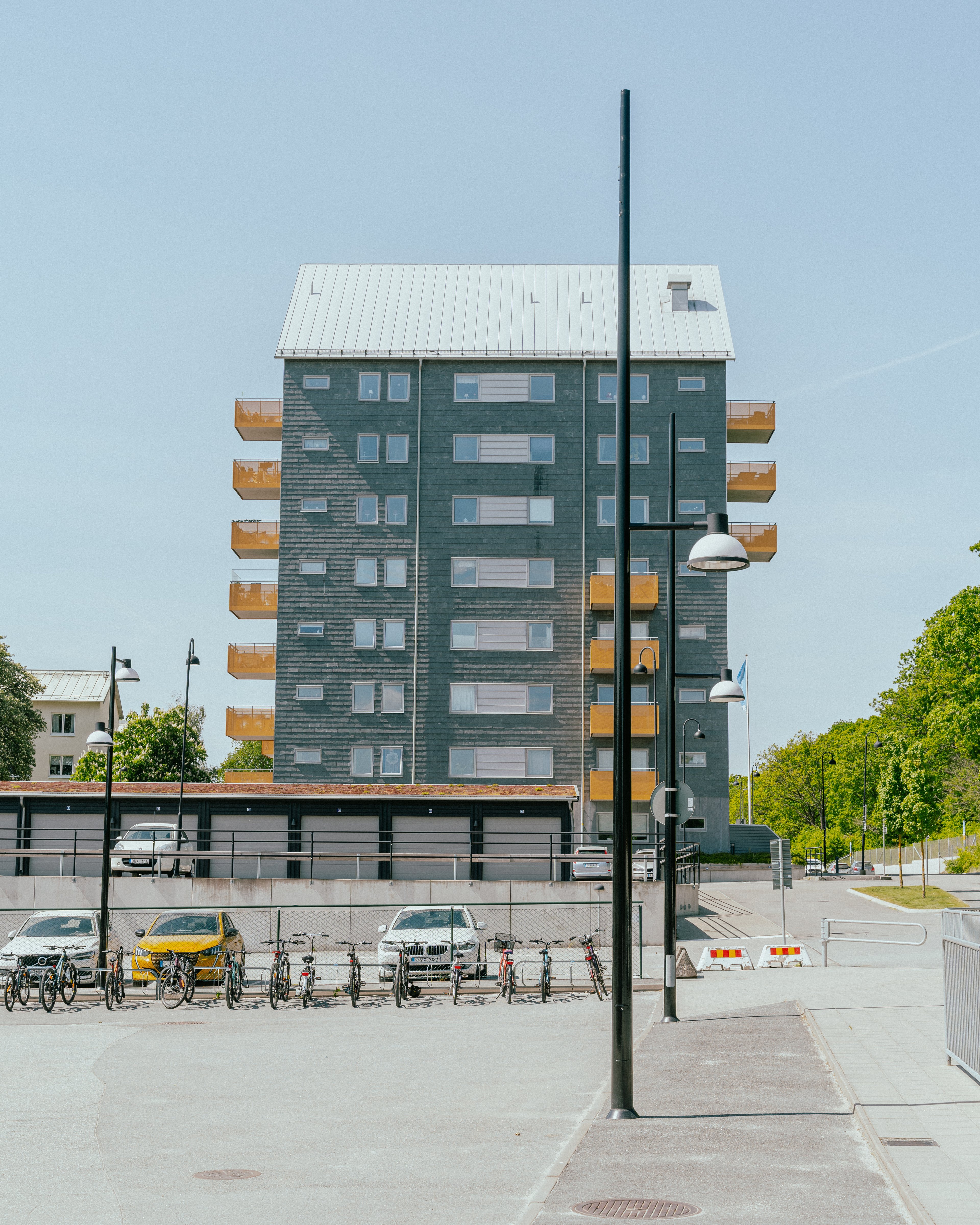 Ett åtta-våningshus på avstånd