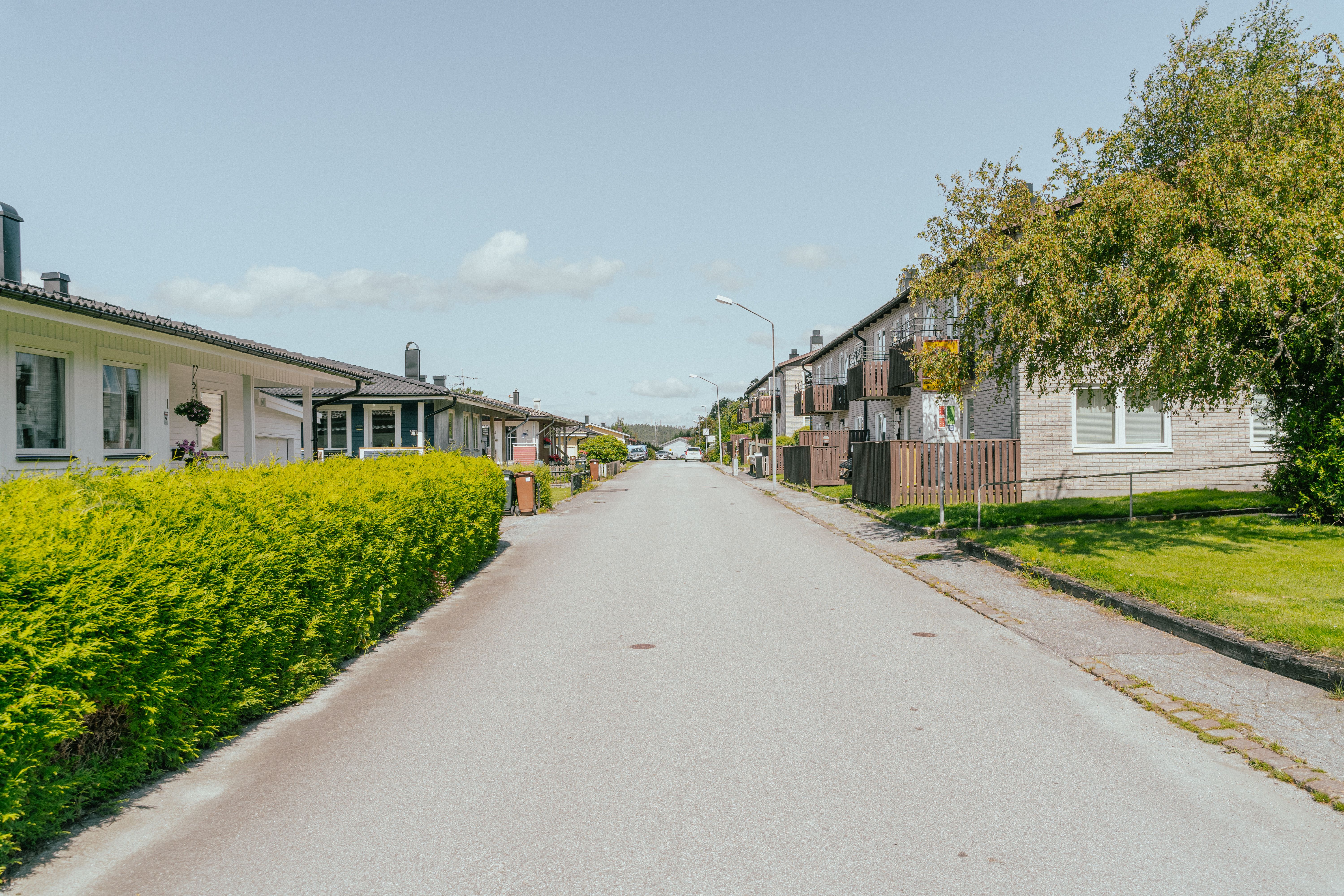 En gata, tom på bilar, med hus på respektive sida