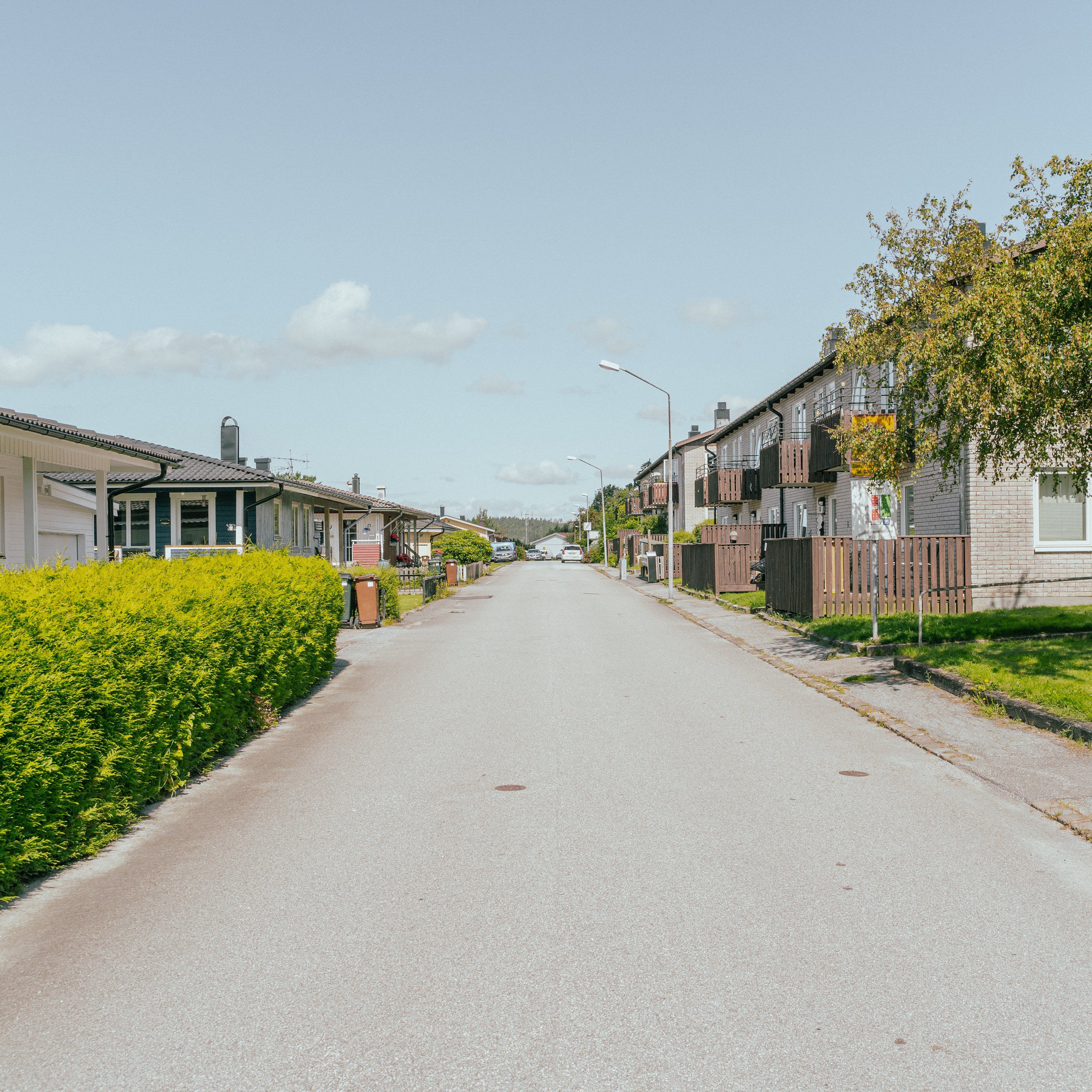 En gata, tom på bilar, med hus på respektive sida