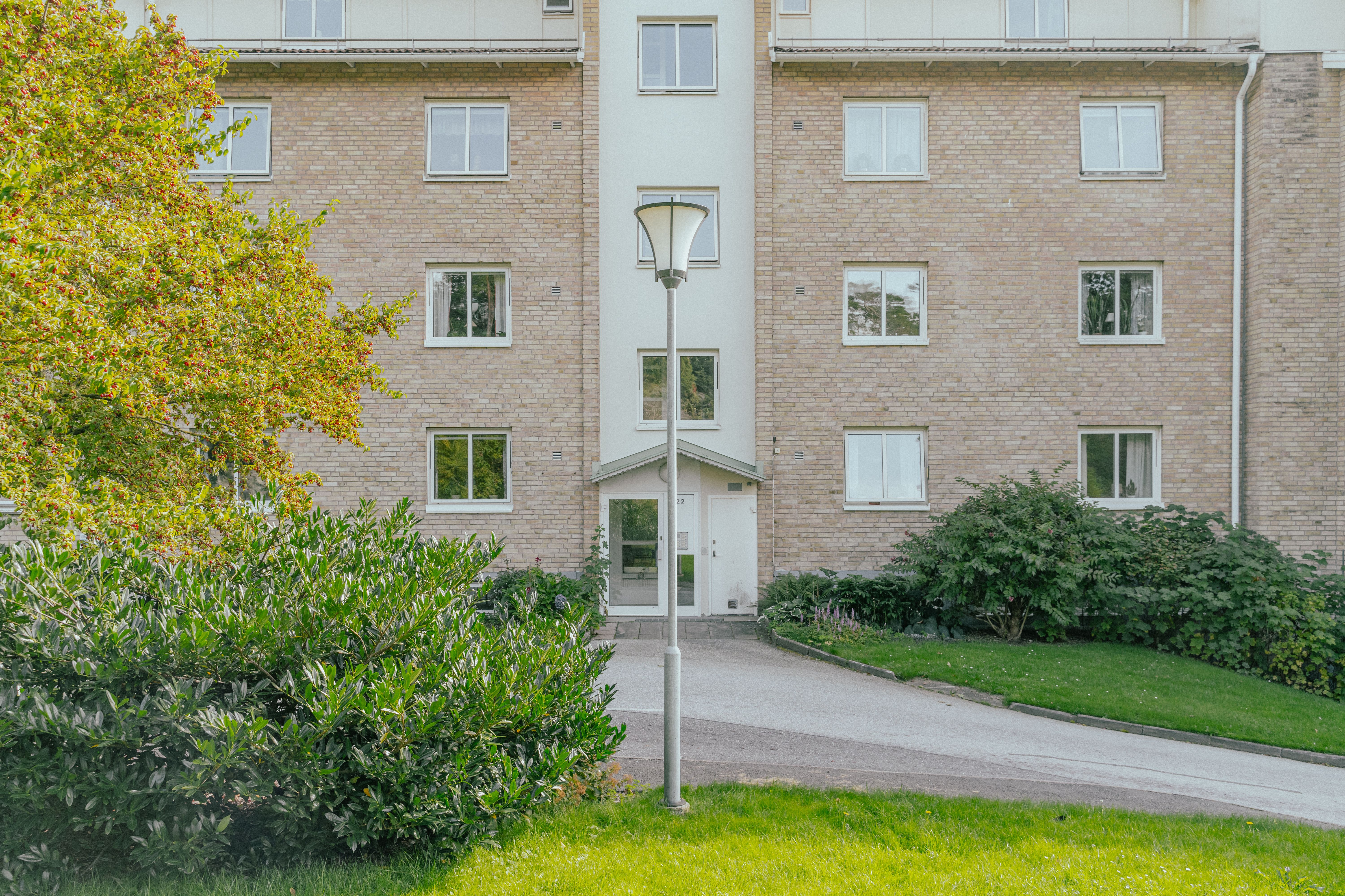 En lyktstolpe framför ett furavåningshus