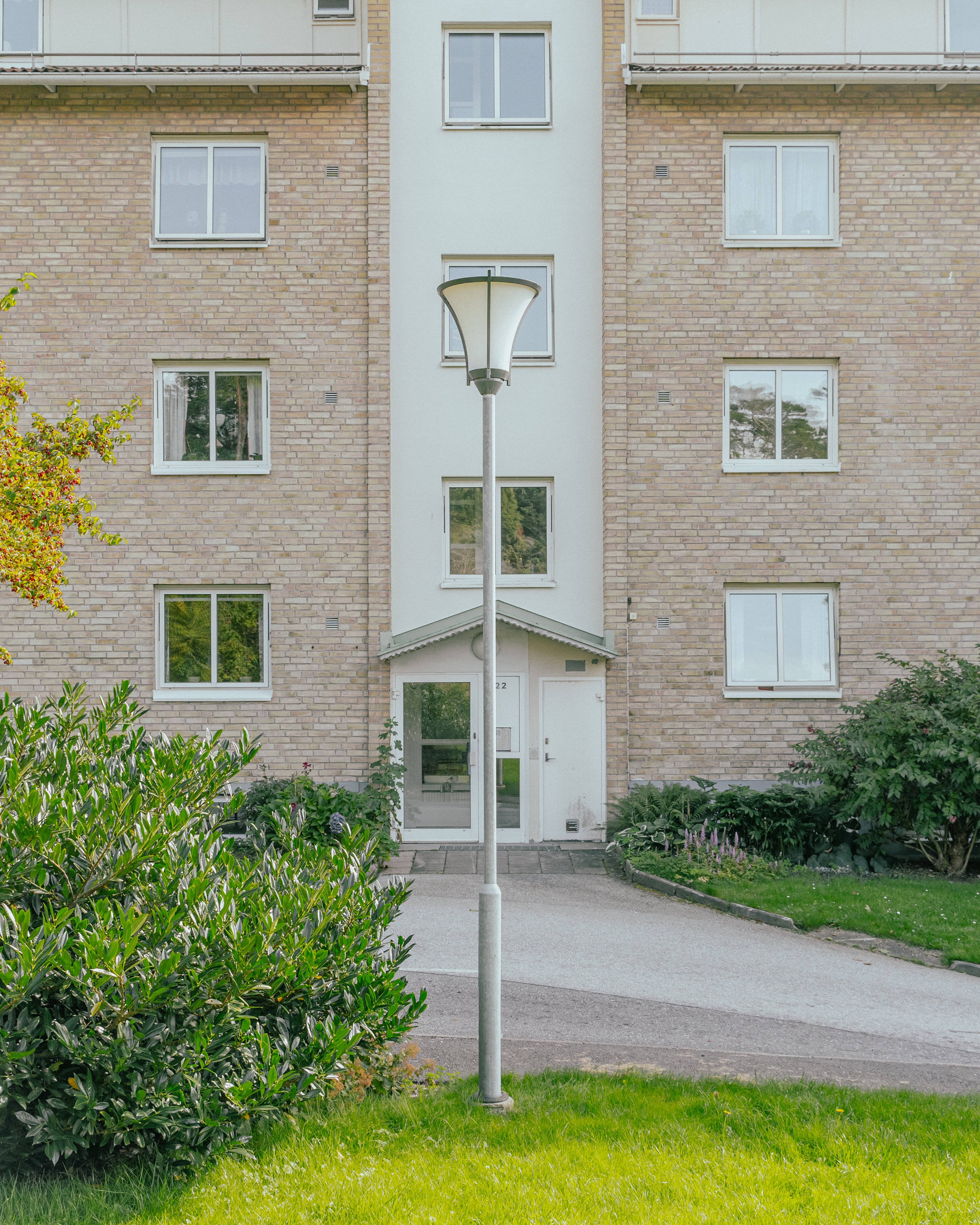 En lyktstolpe framför ett furavåningshus