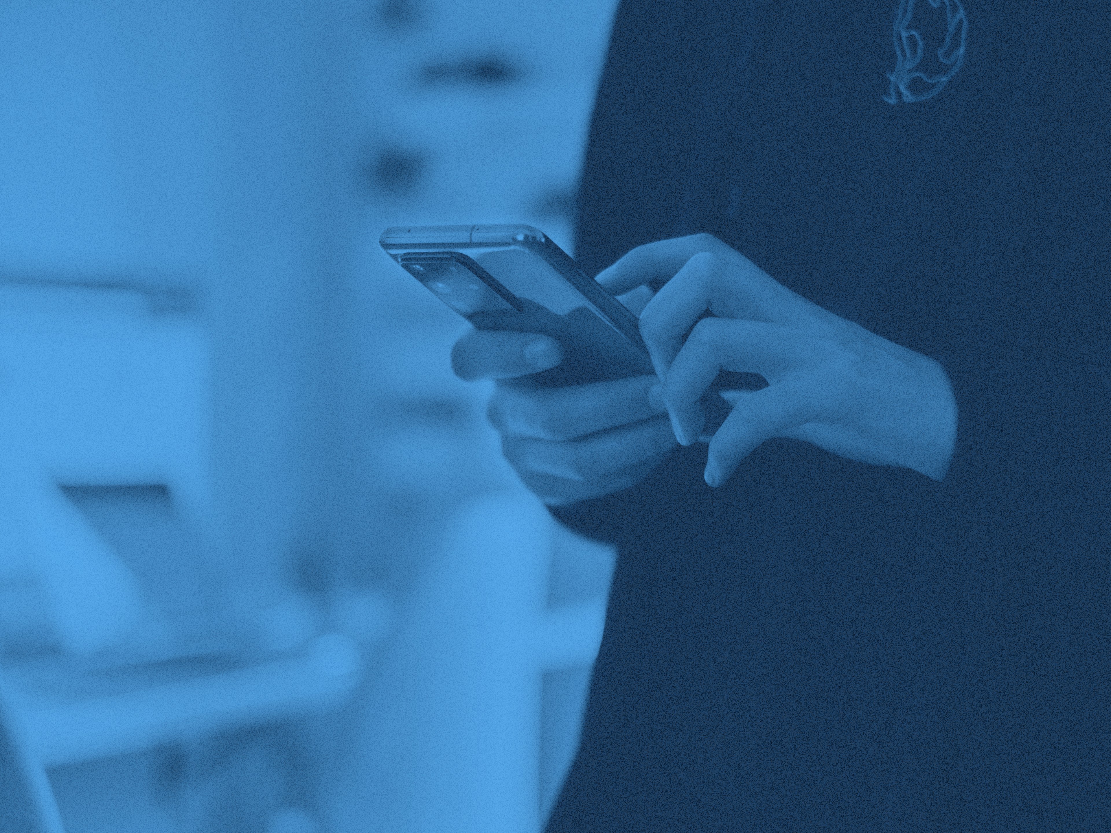 Närbild på en smartphone och händer