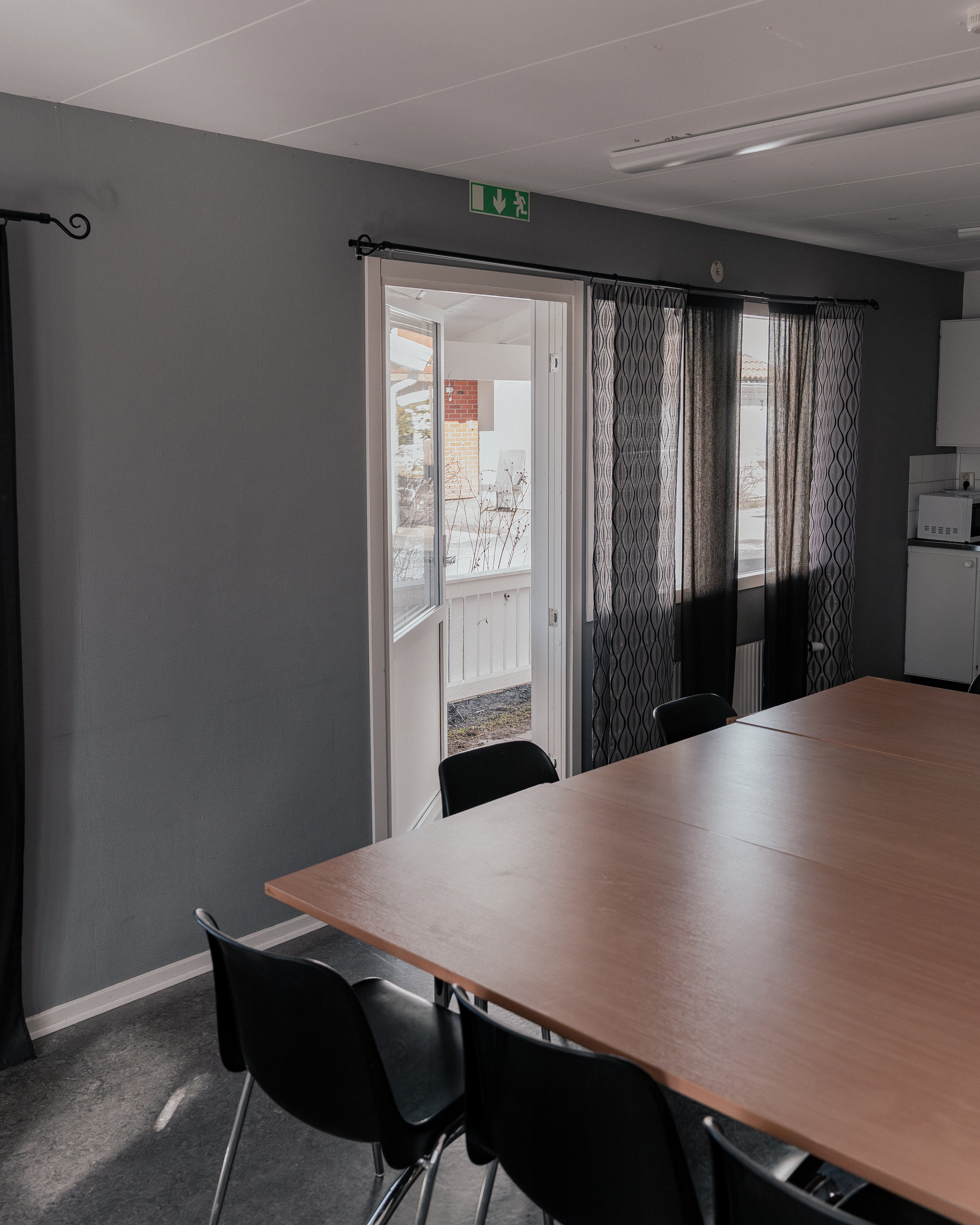 Ett konferensbord och en balkongdörr på glänt