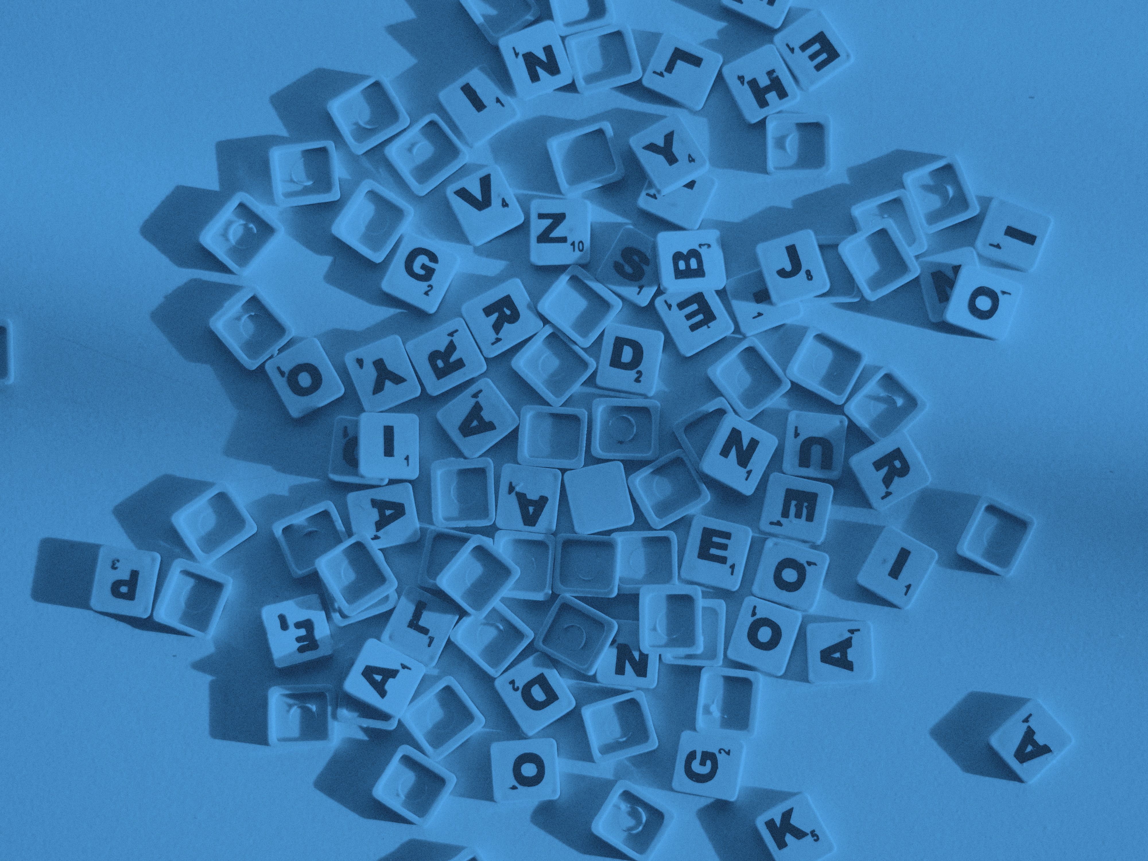 Alfabetbrickor i en hög