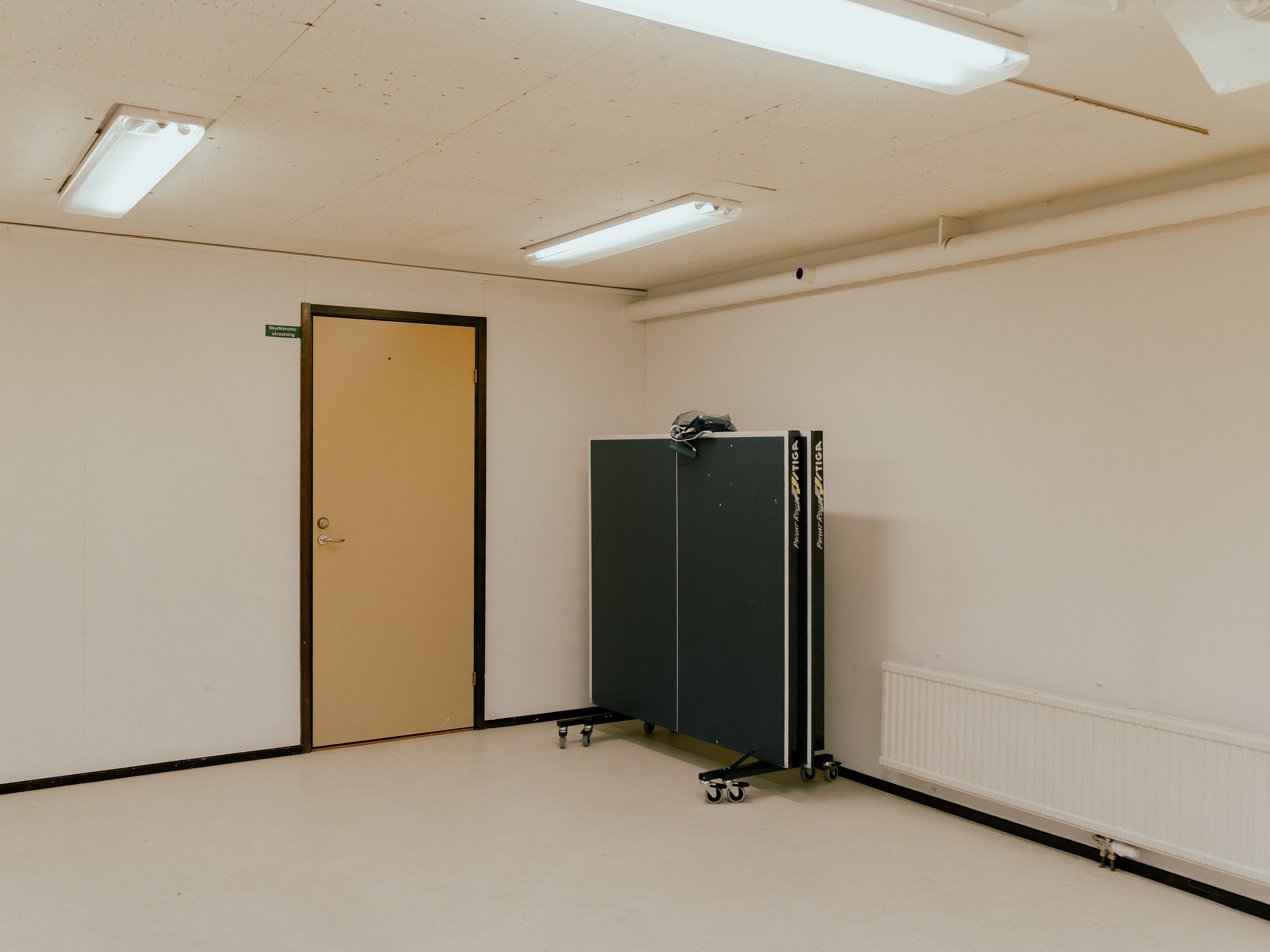 En tom lokal med ett uppfällt pingisbord