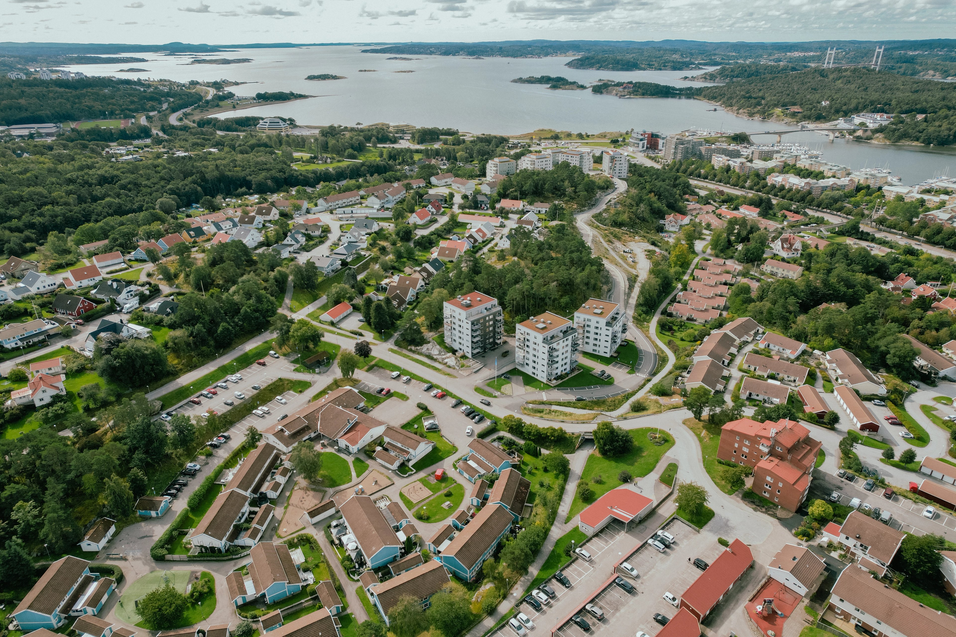 En flygbild över området Kolningsberget, Keplers Gård och Solgrådstrrasen