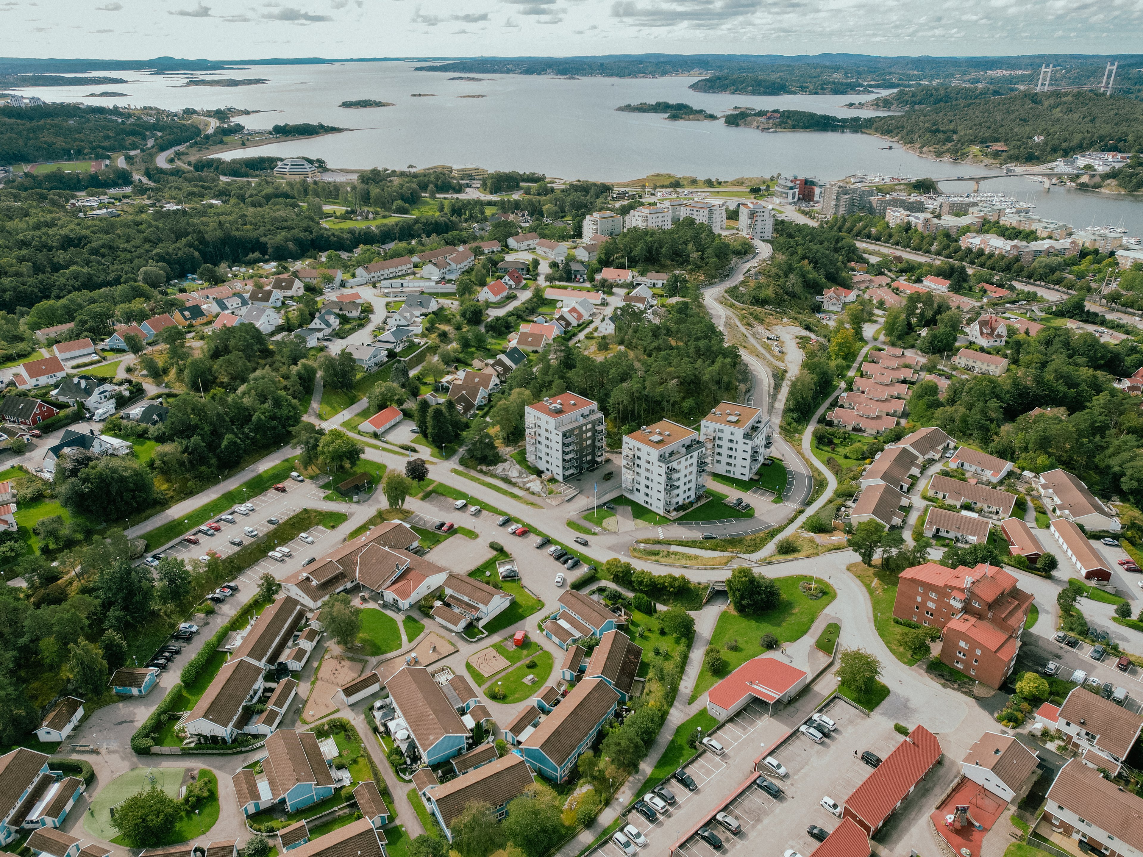 En flygbild över området Kolningsberget, Keplers Gård och Solgrådstrrasen