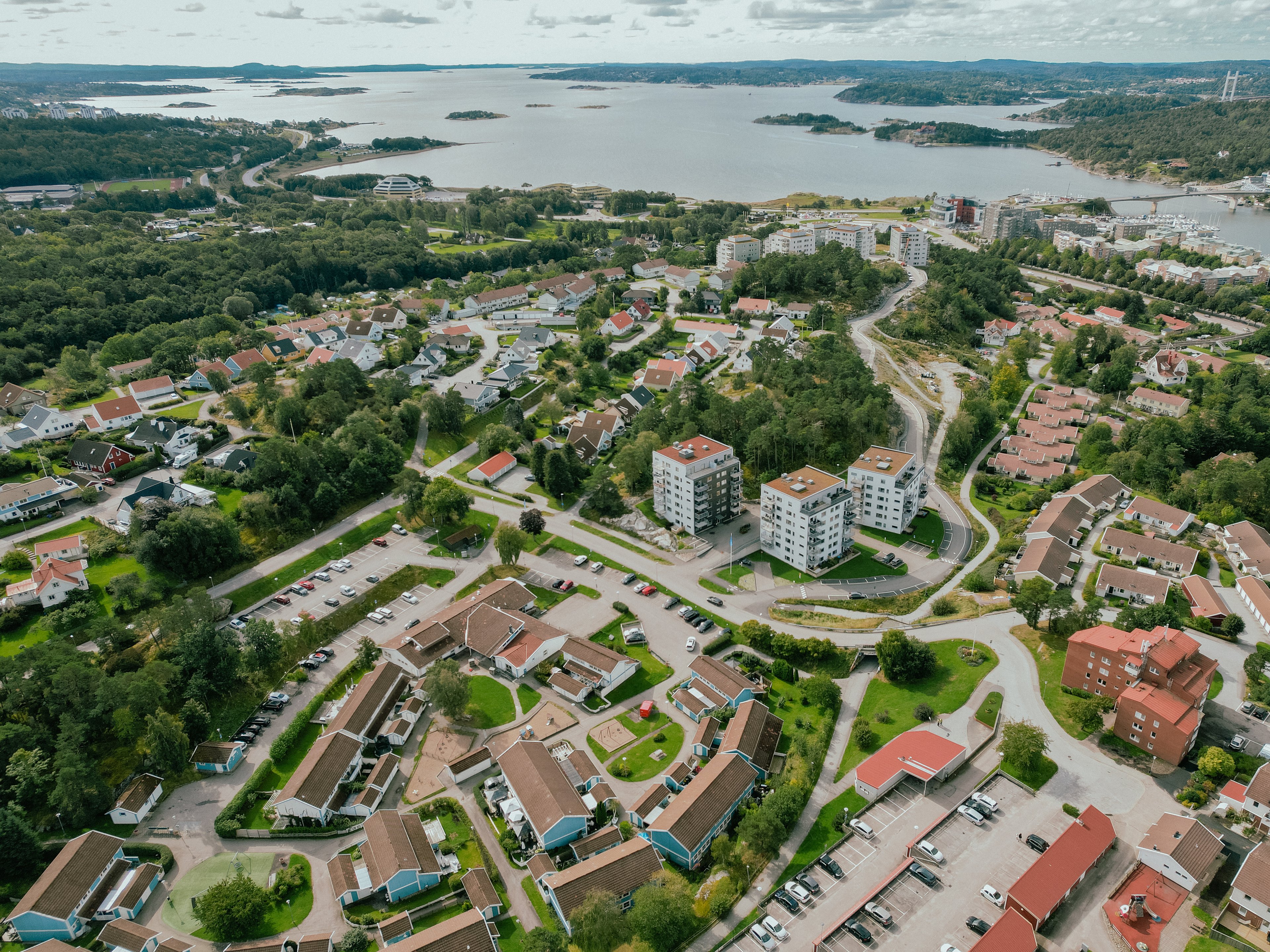 En flygbild över området Kolningsberget, Keplers Gård och Solgrådstrrasen