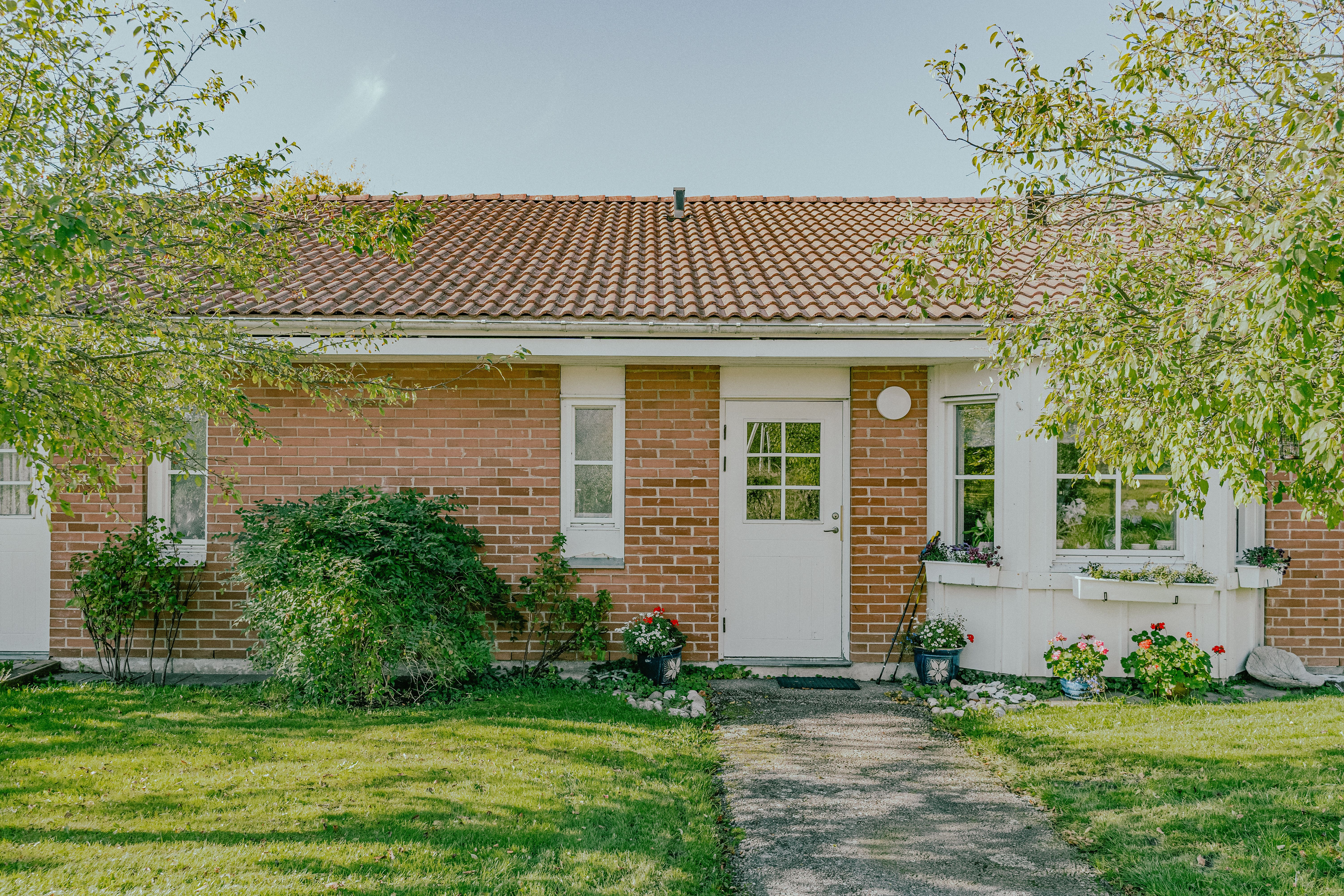 En entré till ett enplanshus med tegelfasad