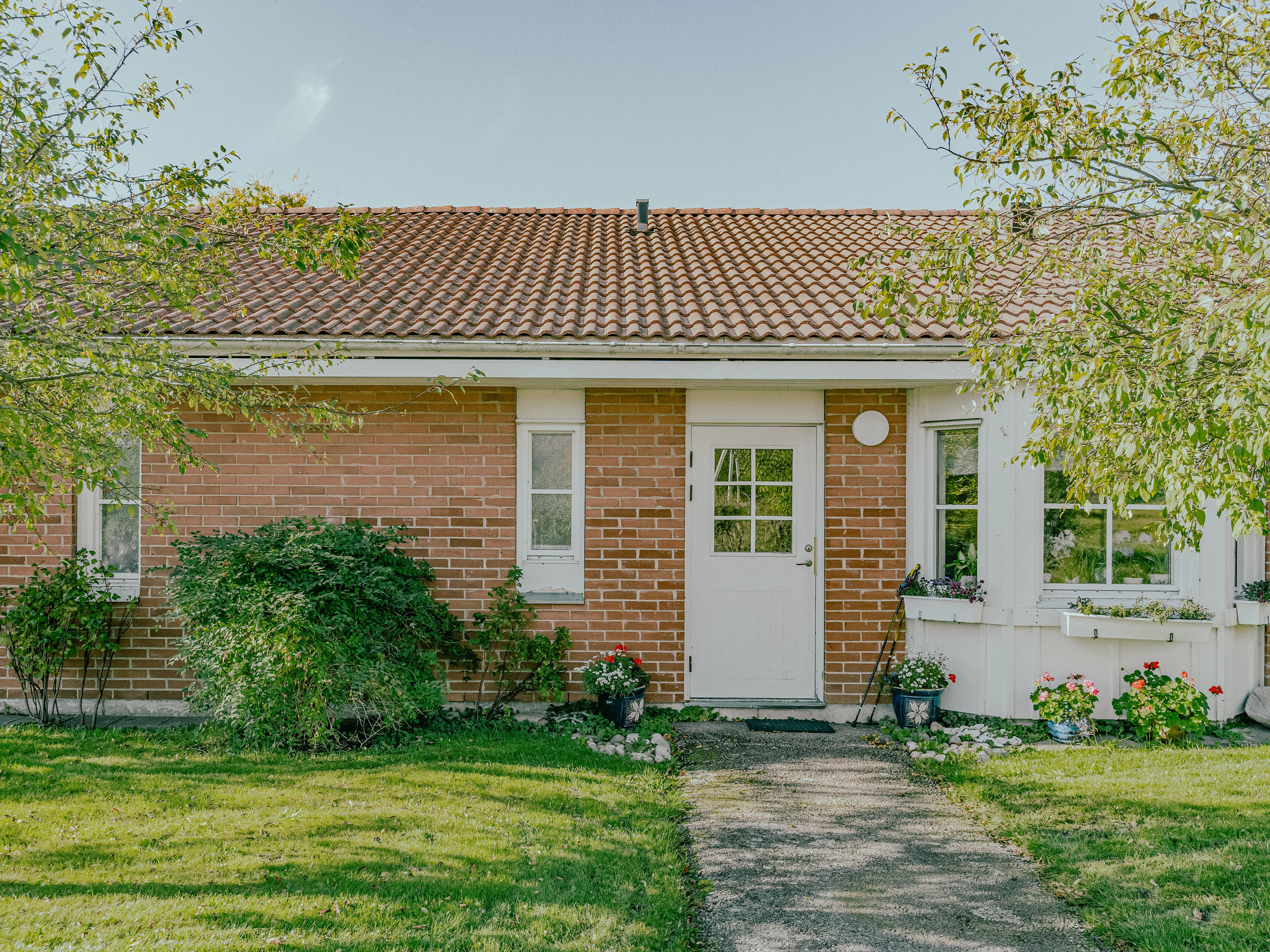 En entré till ett enplanshus med tegelfasad