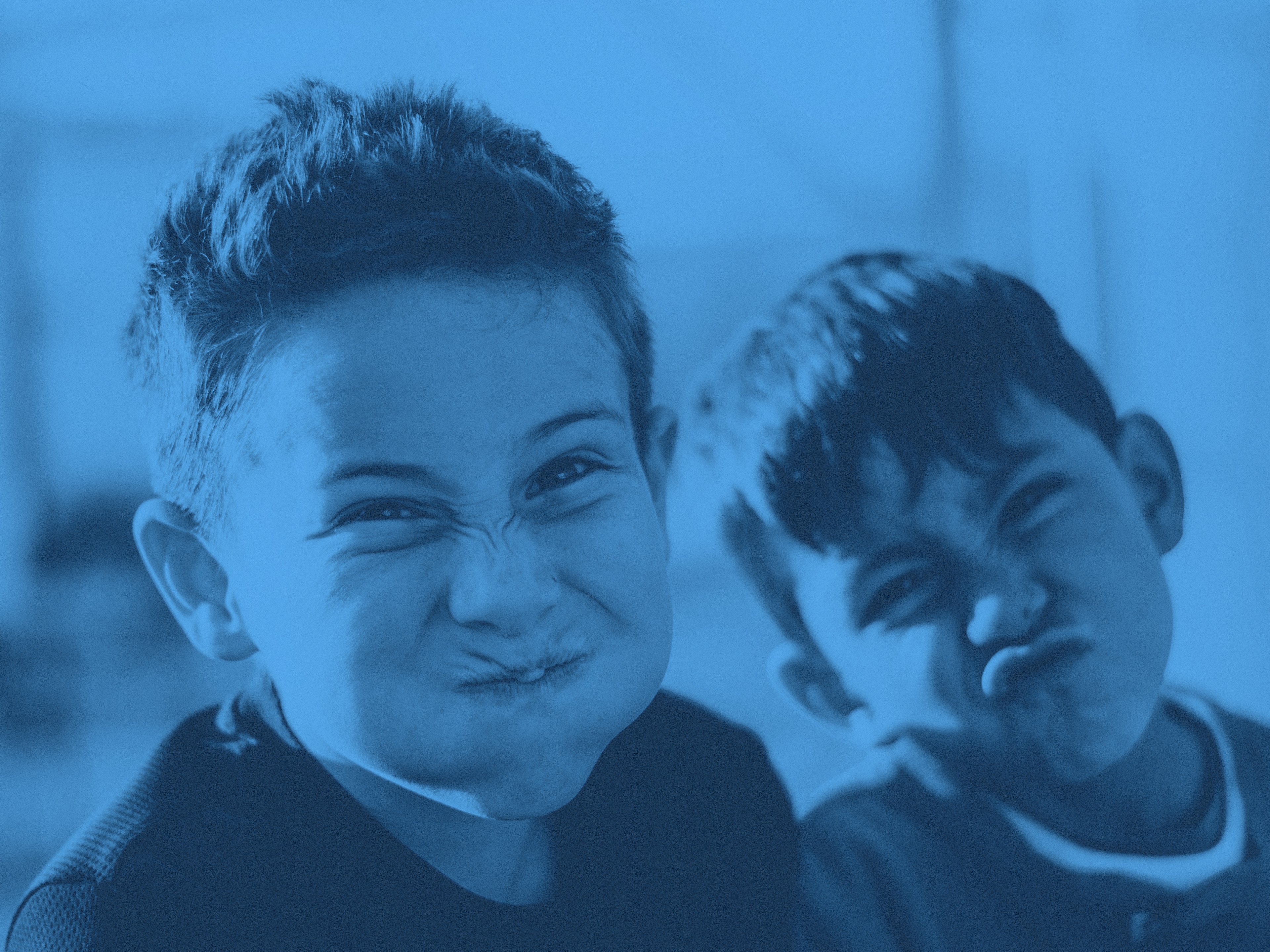 Två unga killar gör en rolig grimas