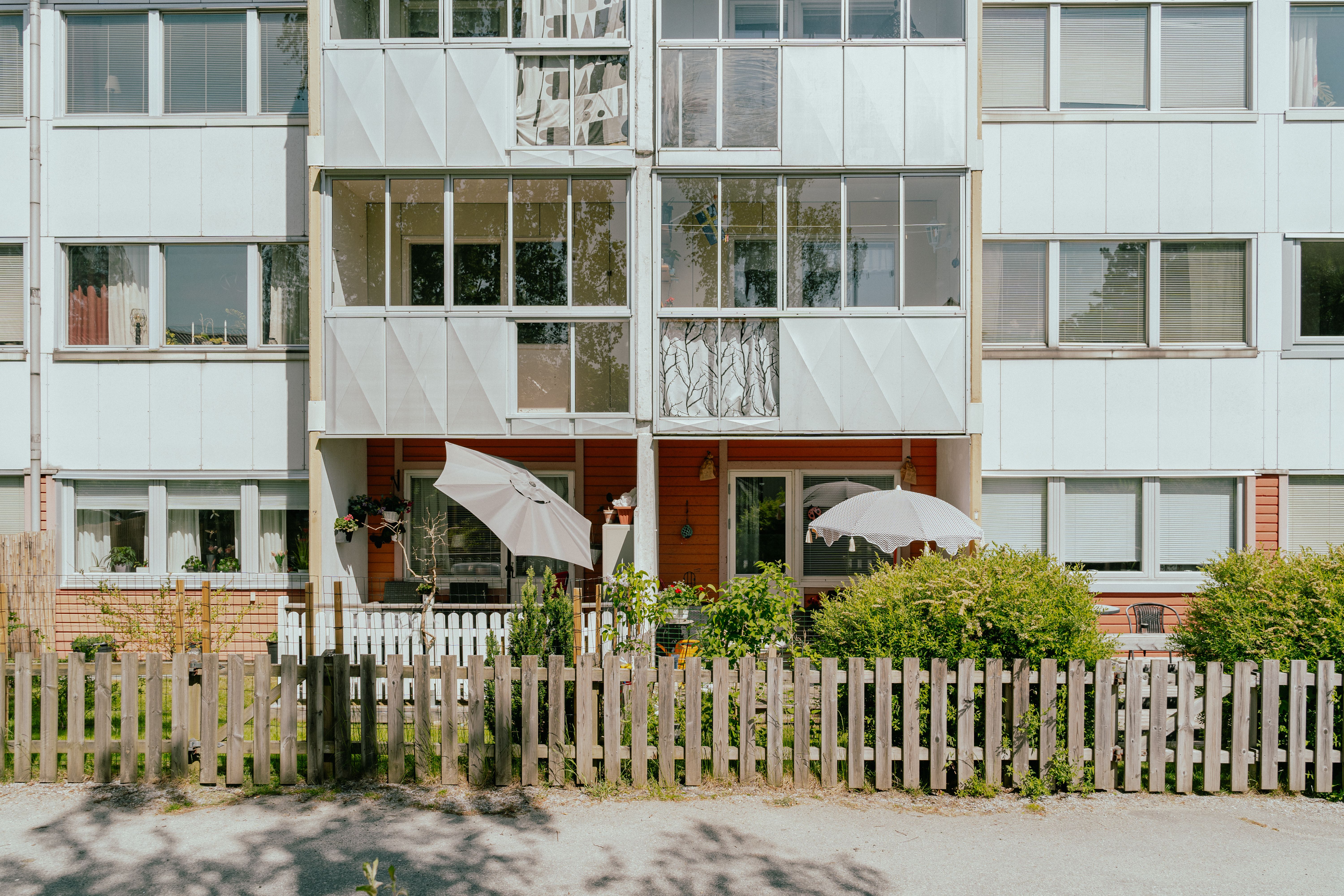 Uteplatser med två uppfällda parasoll