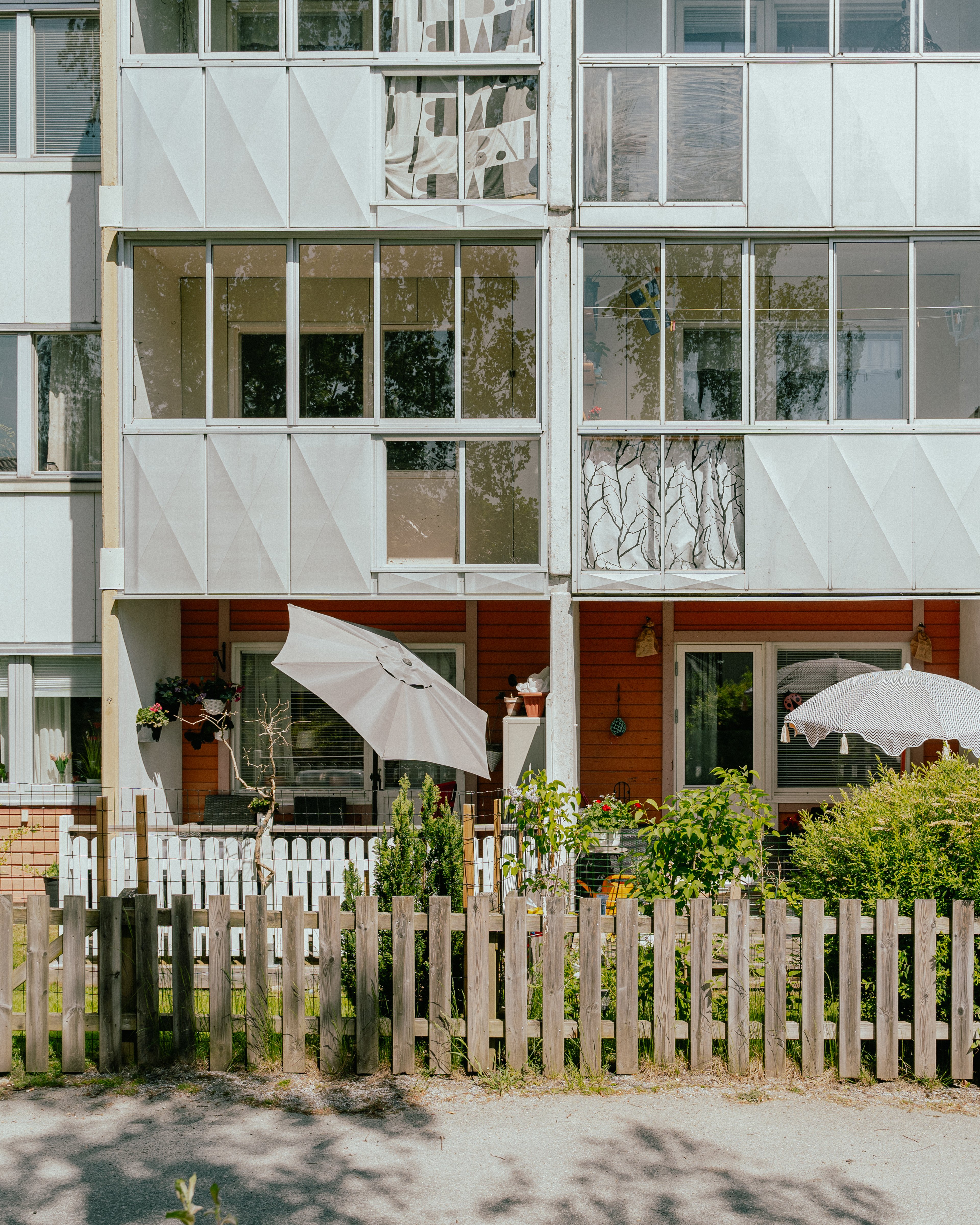 Uteplatser med två uppfällda parasoll