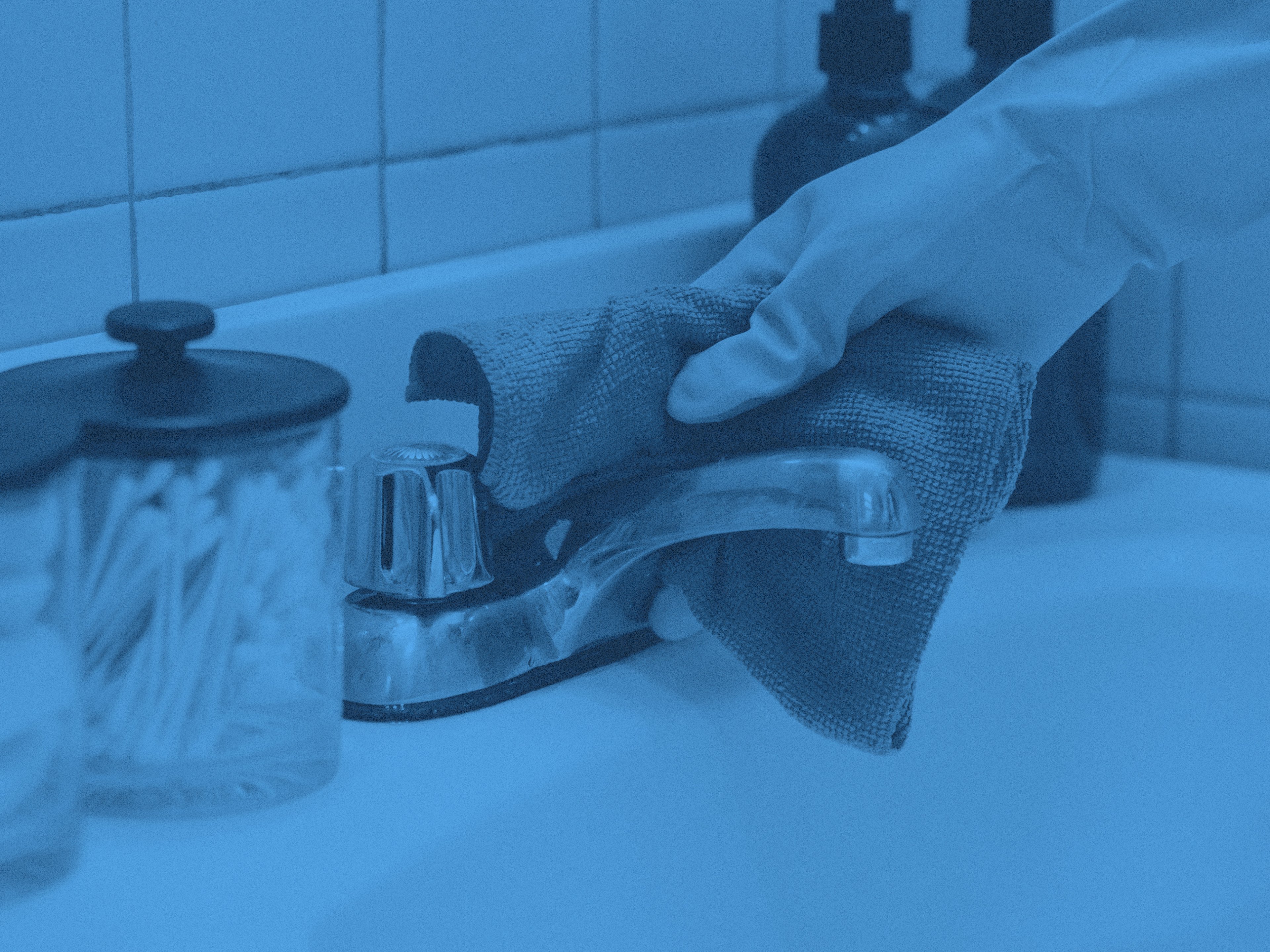 En hand som städar ett handfat