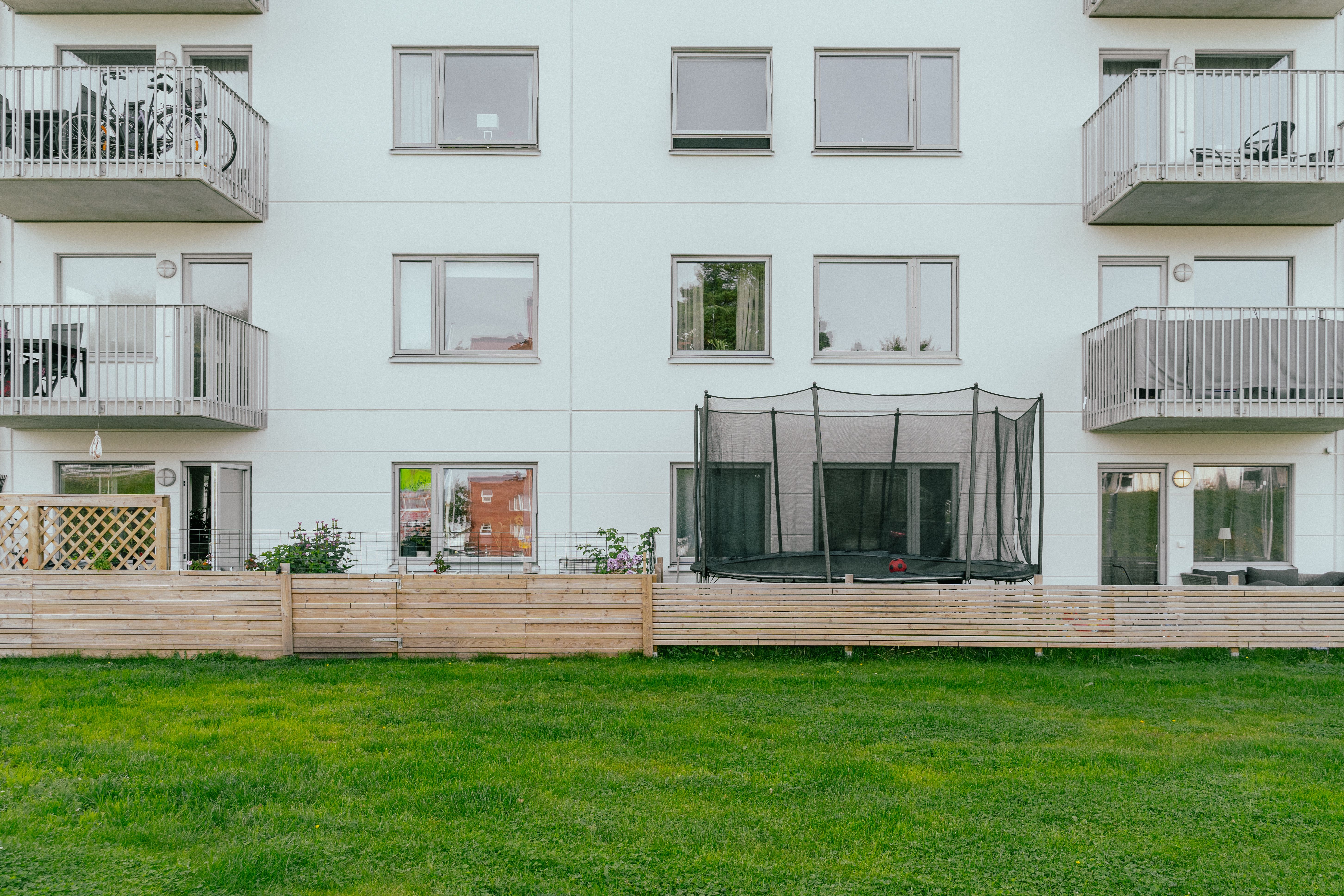 En uteplats med en studsmatta