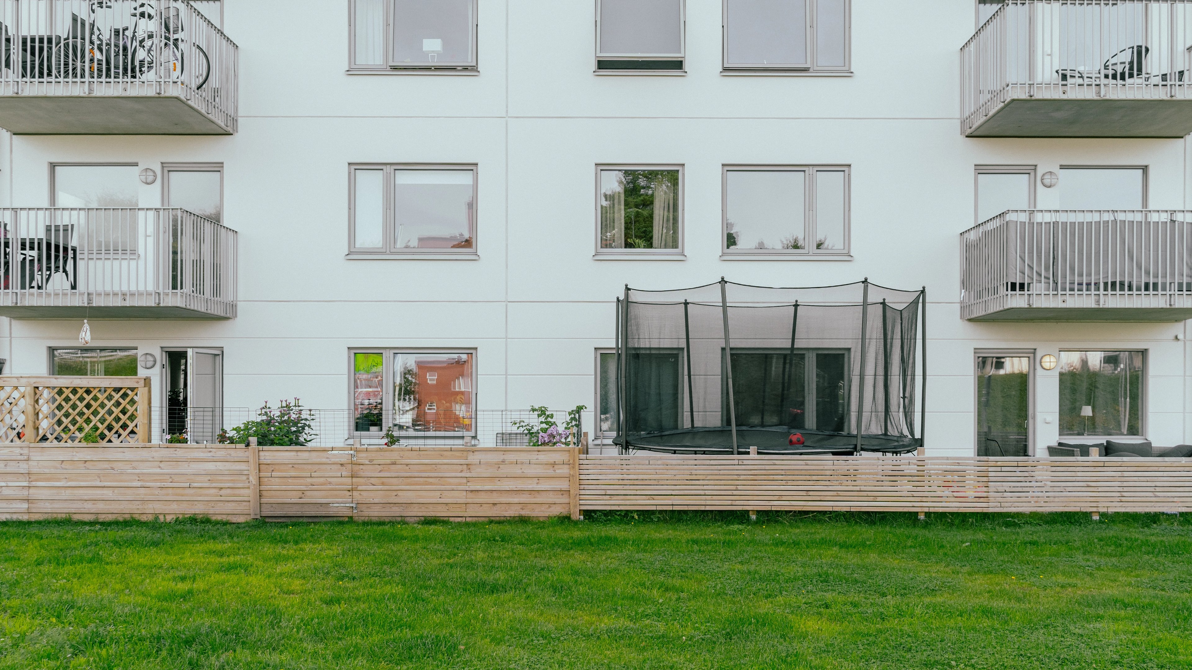 En uteplats med en studsmatta