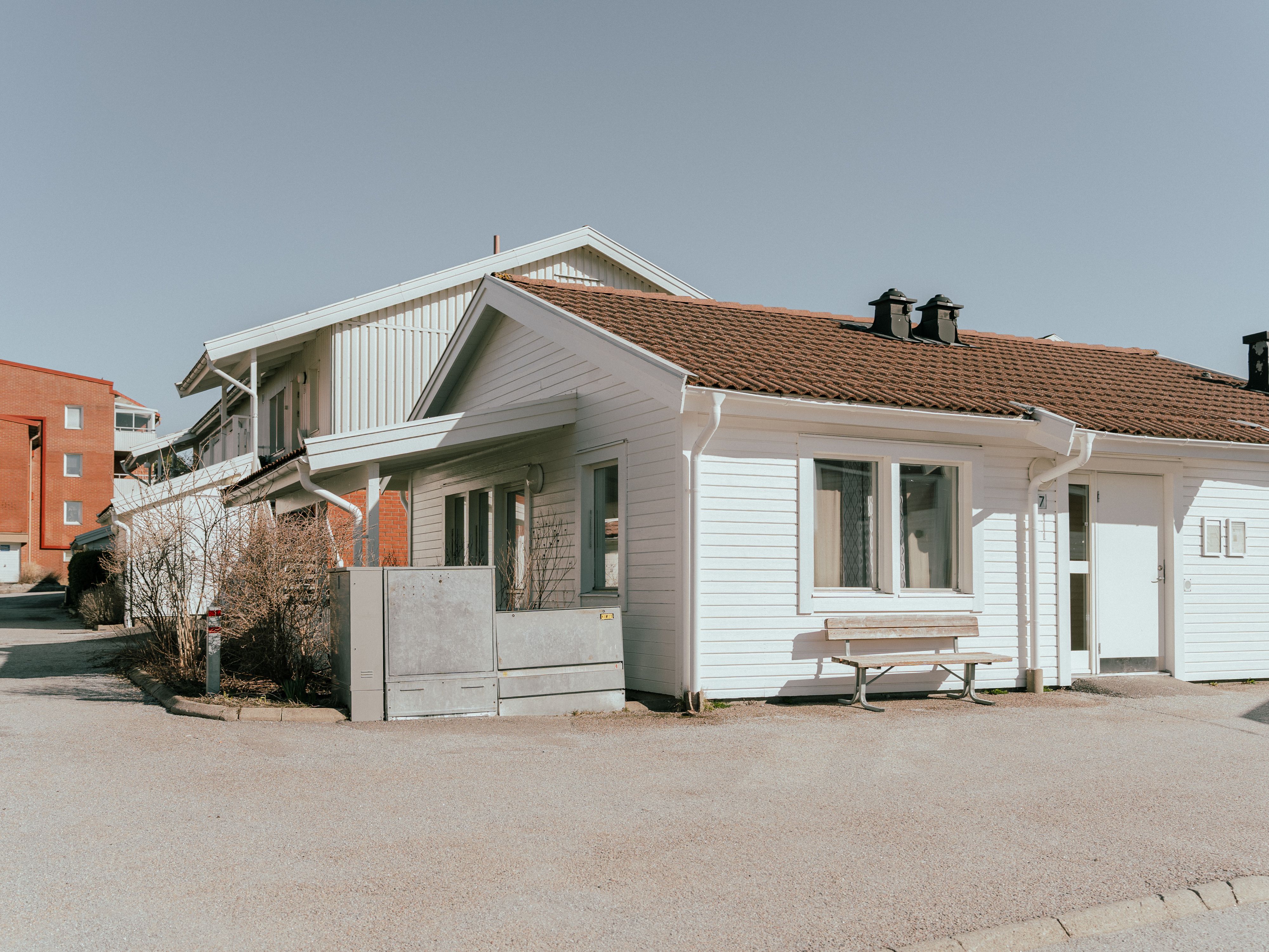 En envåningsbyggad med uteplats bredvid