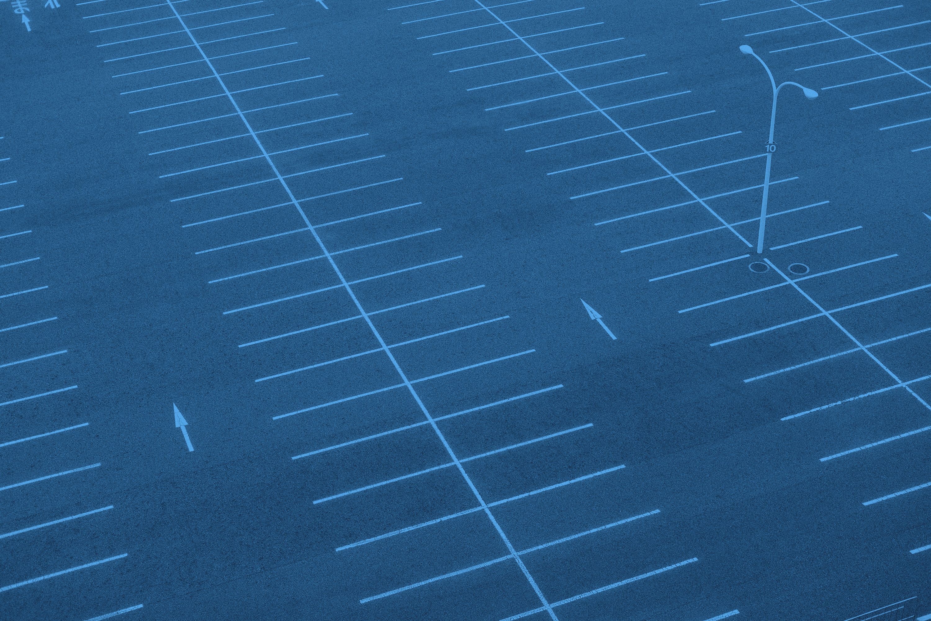 En parkeringsplats med alla parkeringsplatser tomma