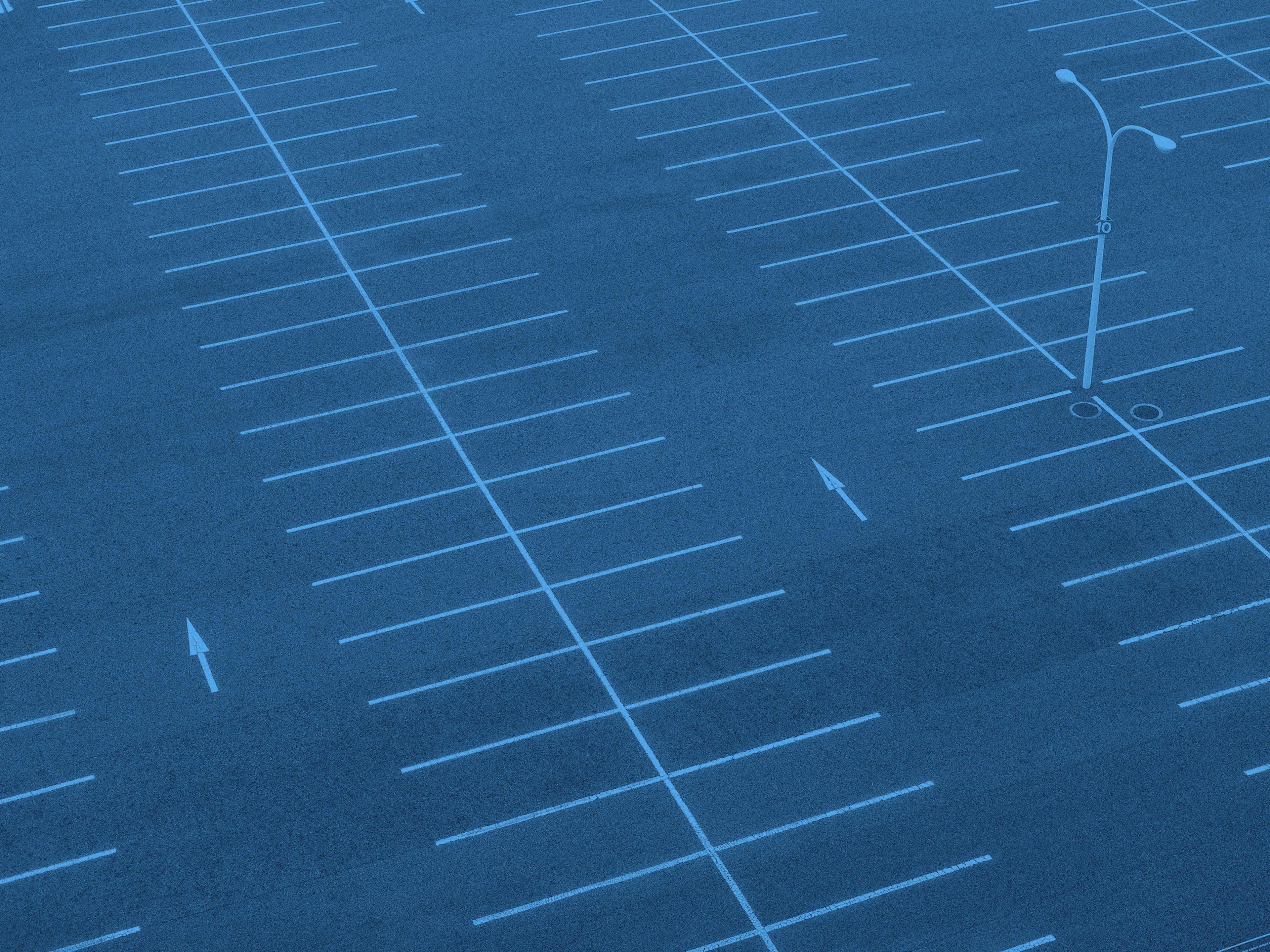 En parkeringsplats med alla parkeringsplatser tomma