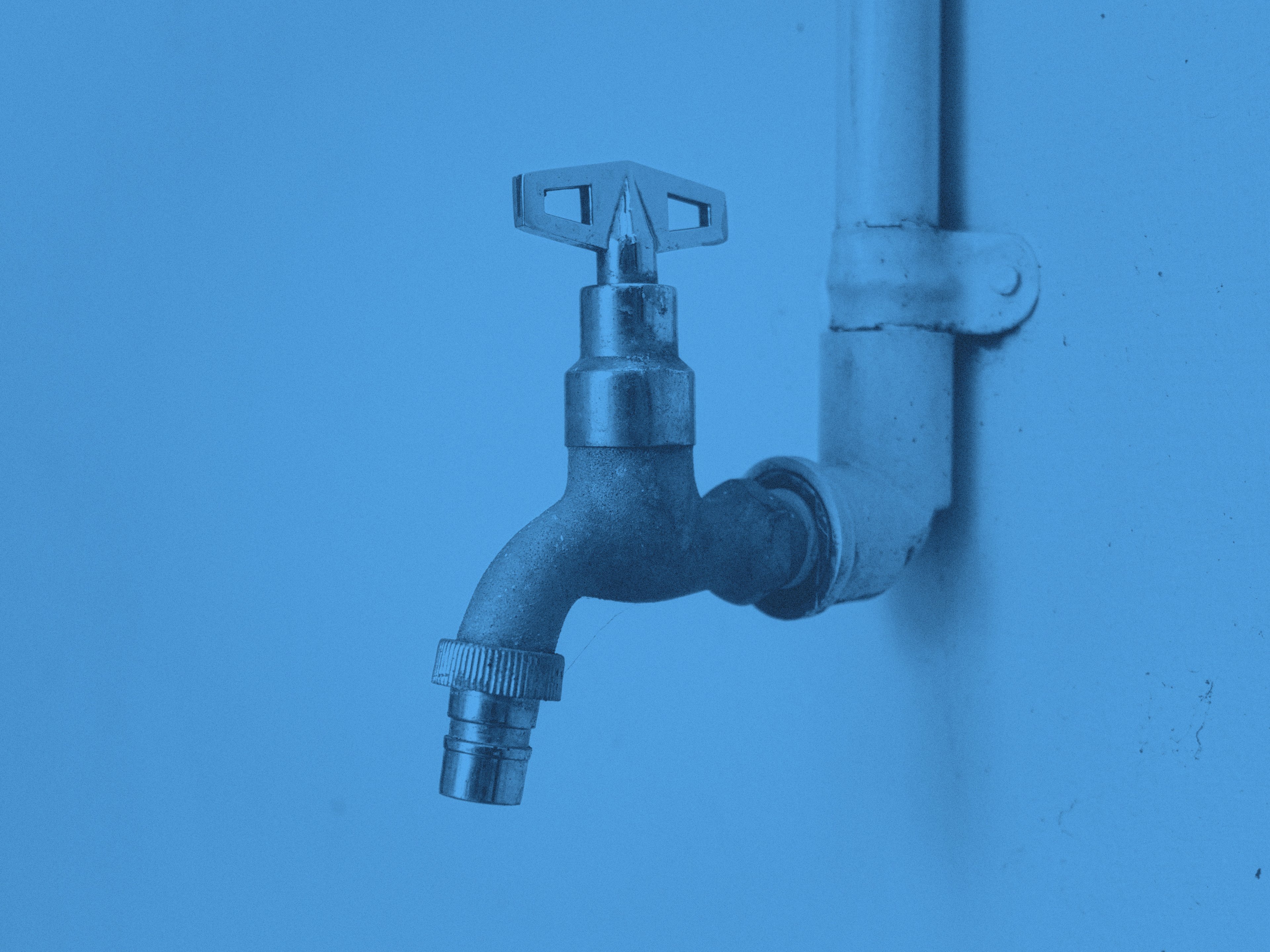 En vattenkran på en vägg