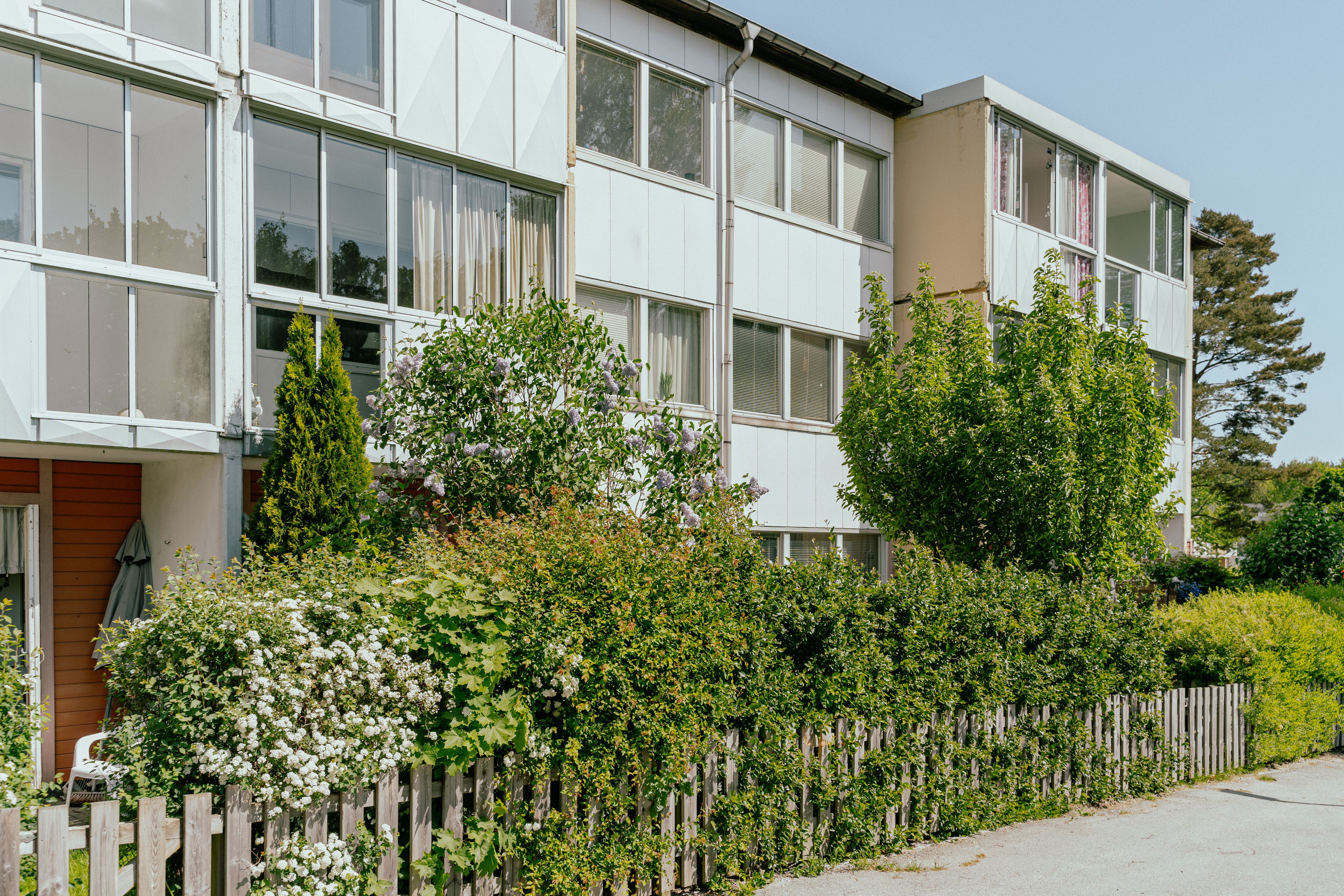 Ett hus med grönskande uteplatser