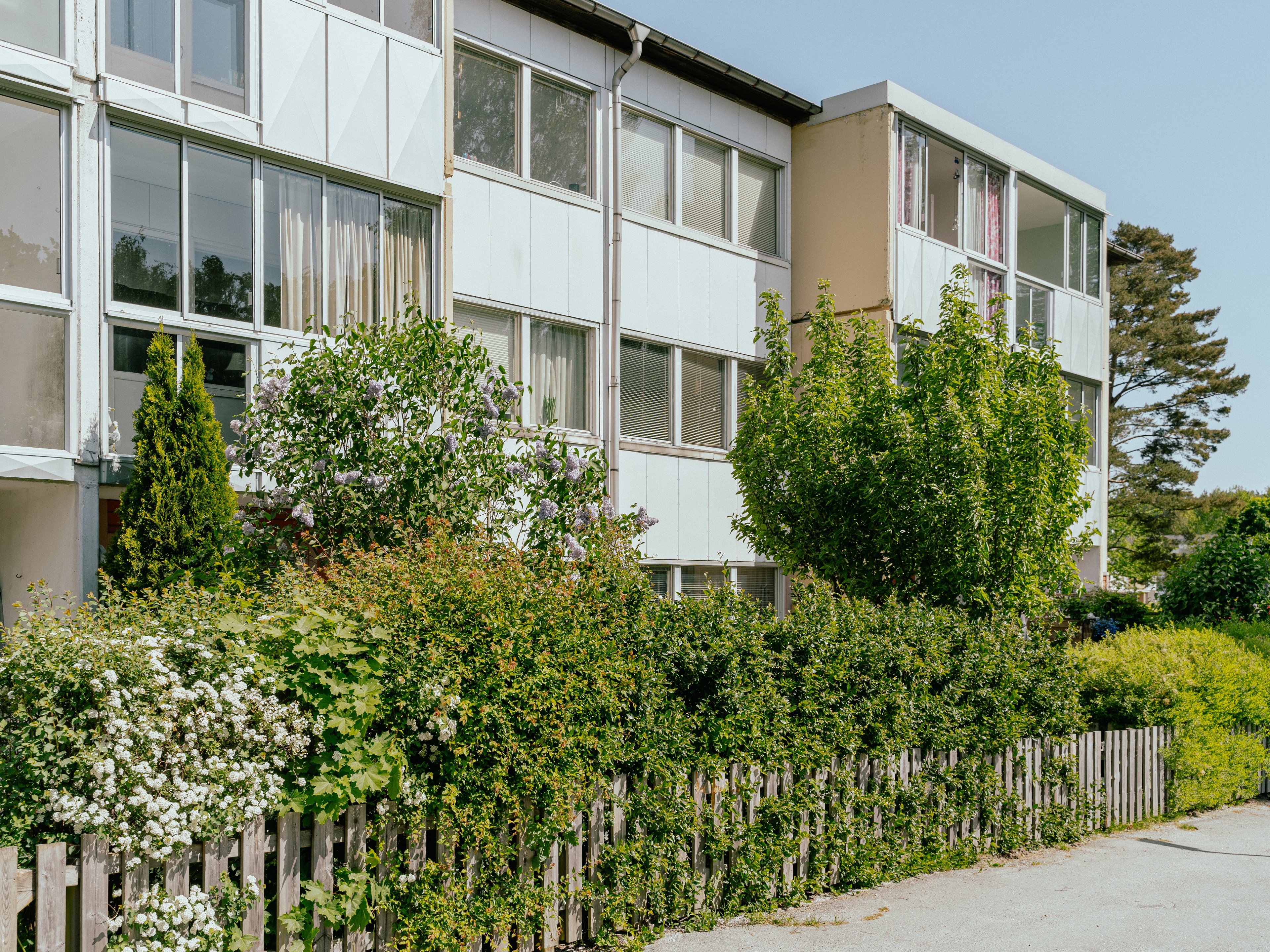 Ett hus med grönskande uteplatser