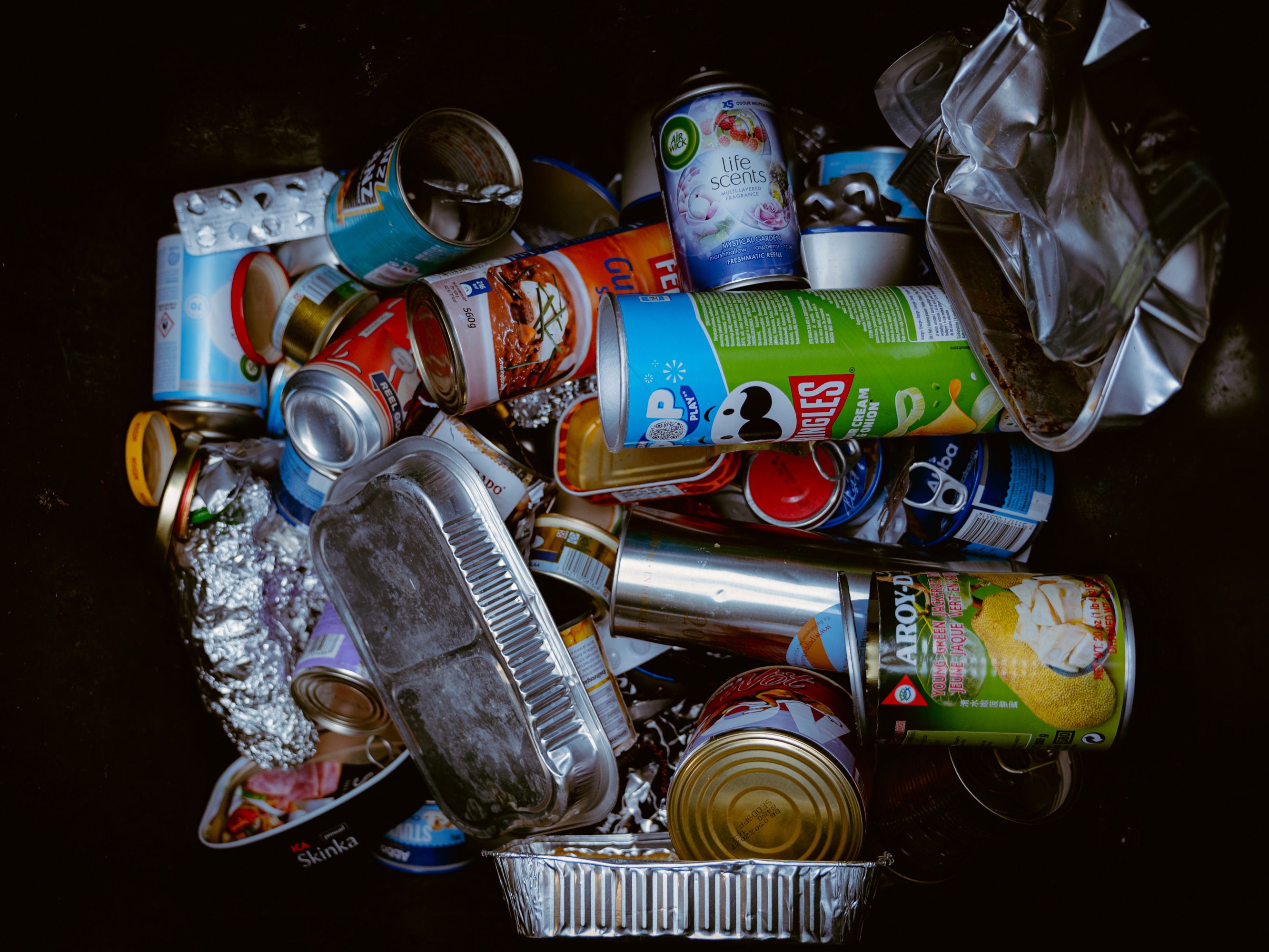 Osorterat skräp i en soptunna