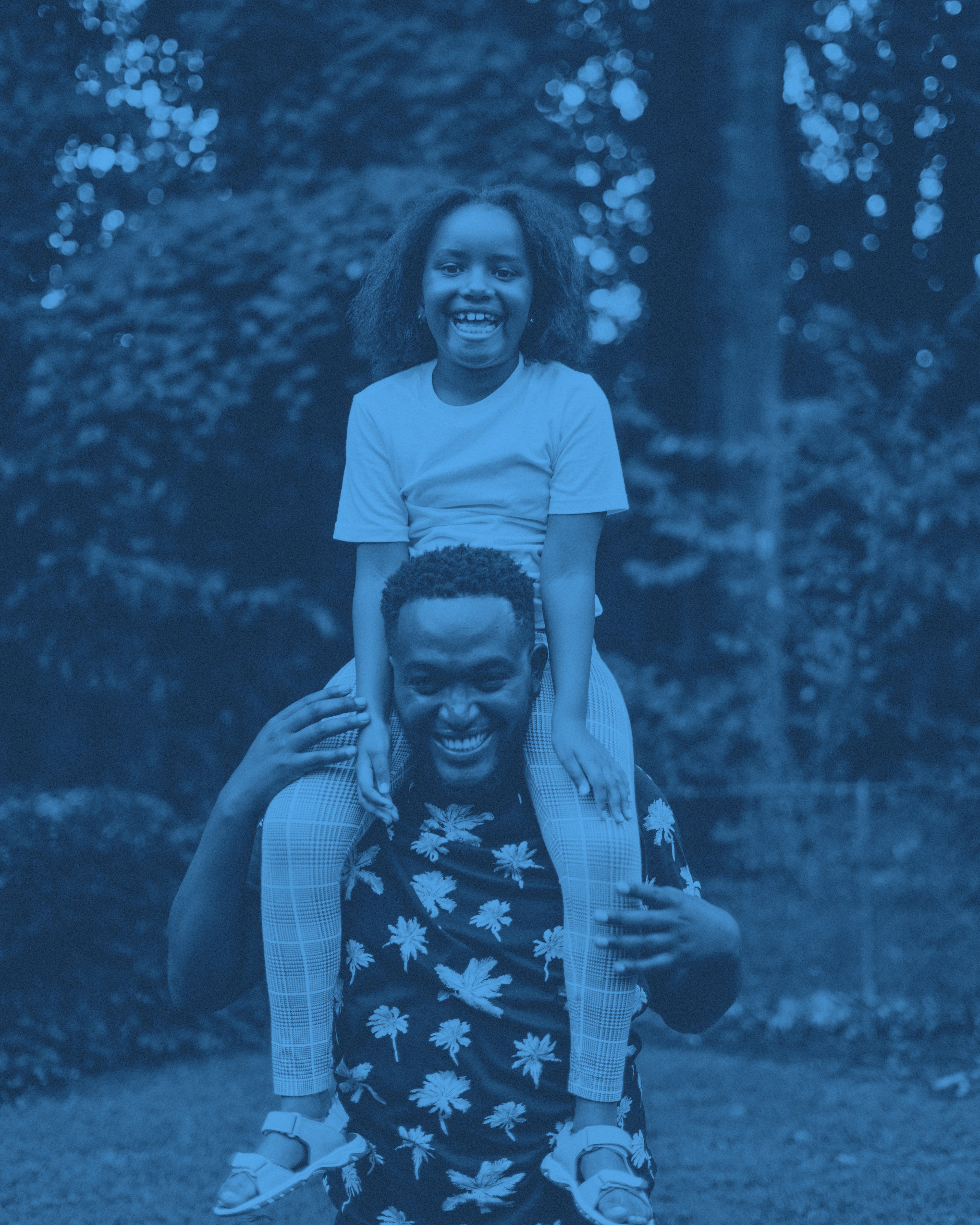 En pappa med en äldre dotter på axlarna