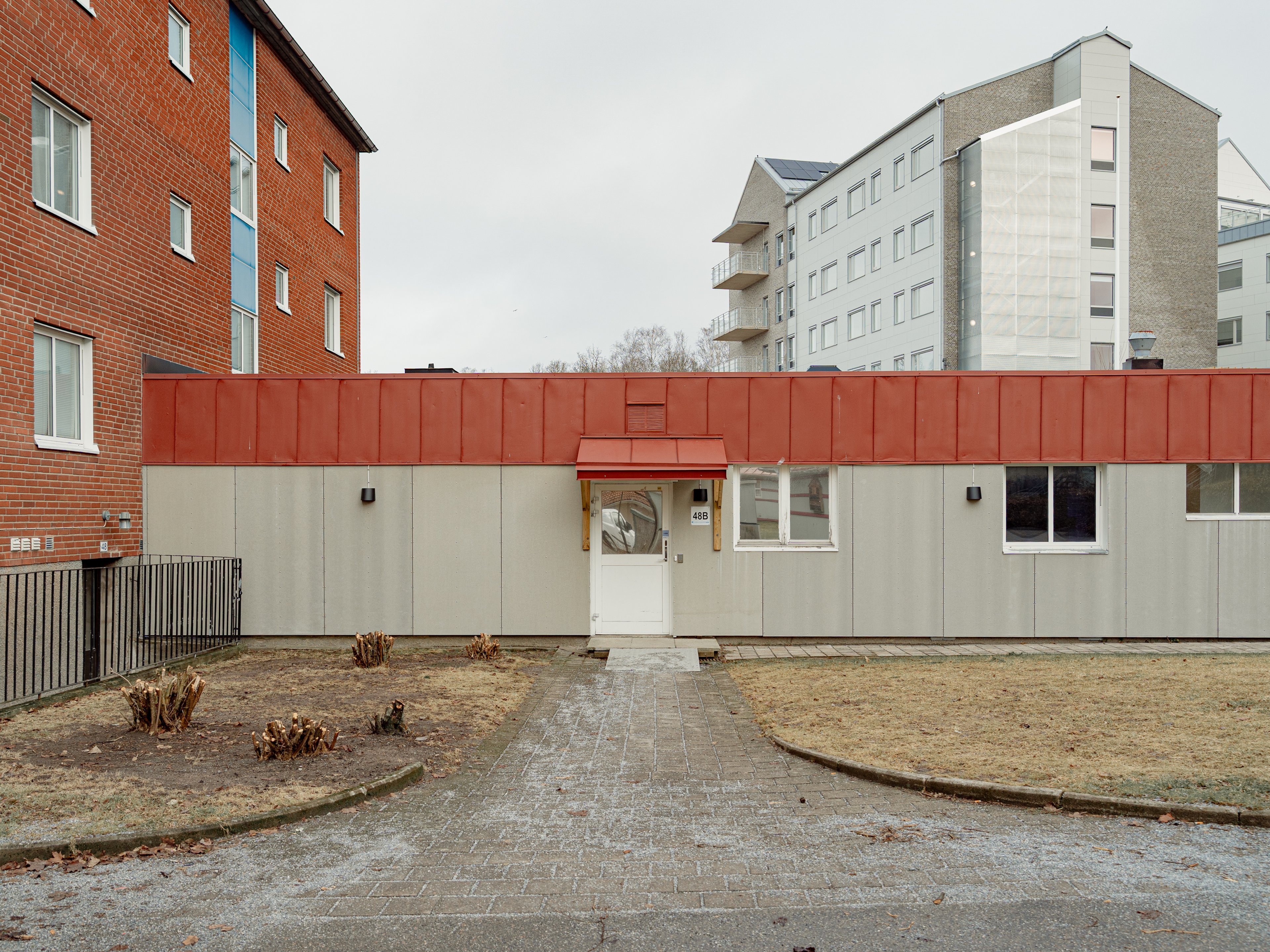 Ett envåningshus bredvid ett trevåningshus