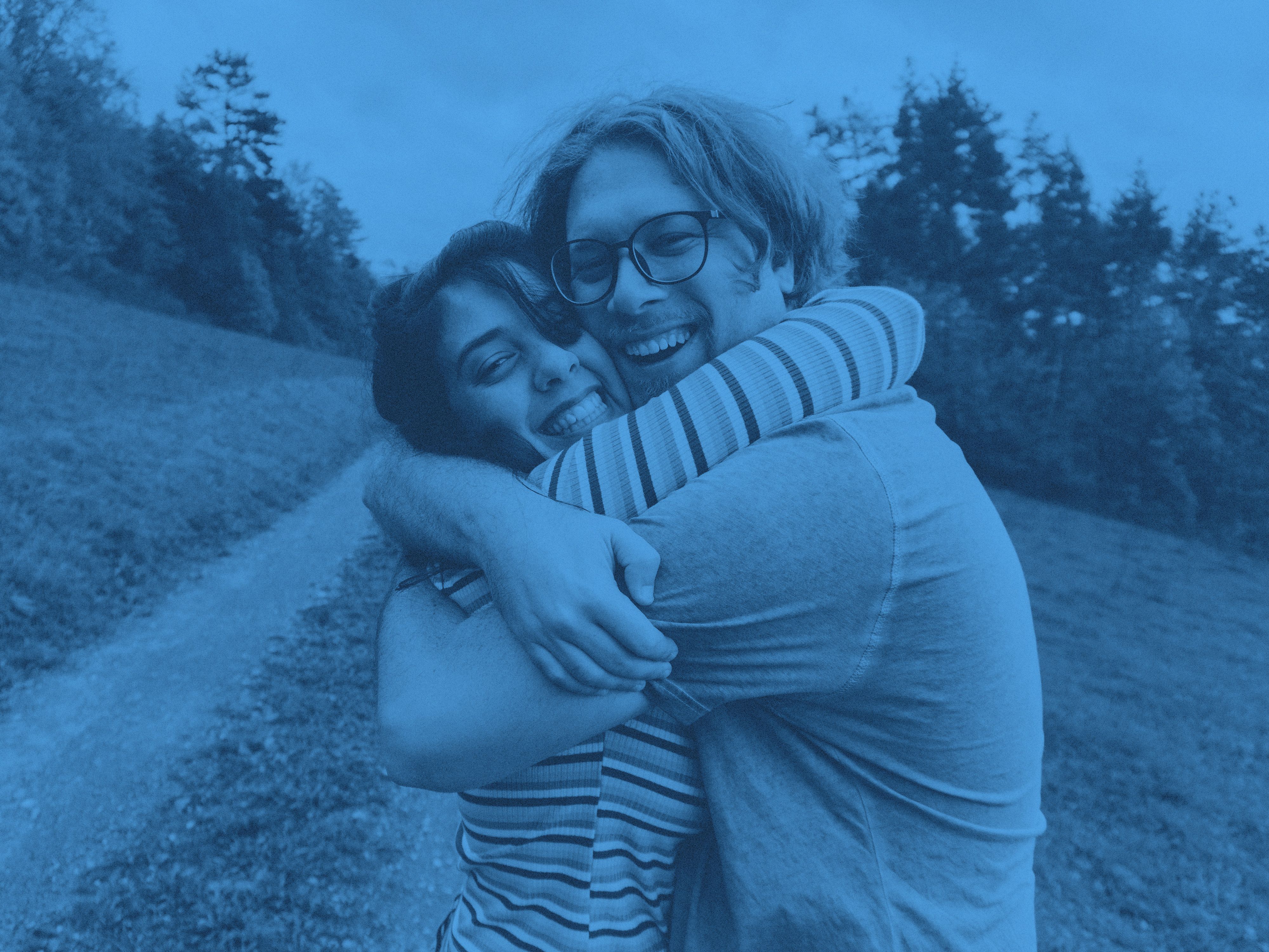 Ett yngre par som kramas