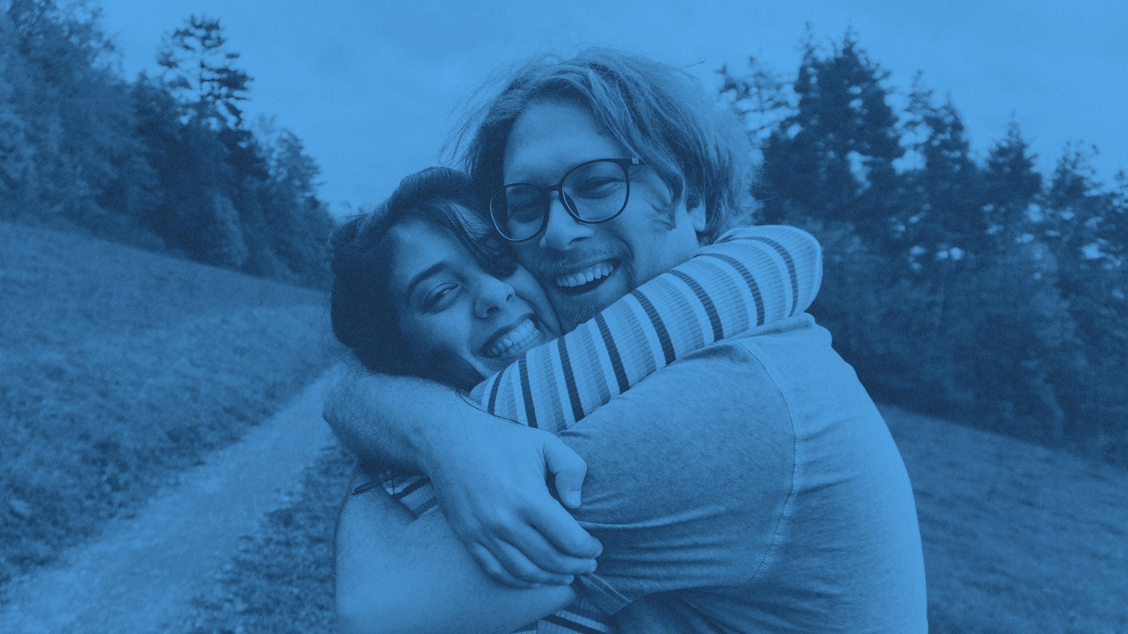 Ett yngre par som kramas