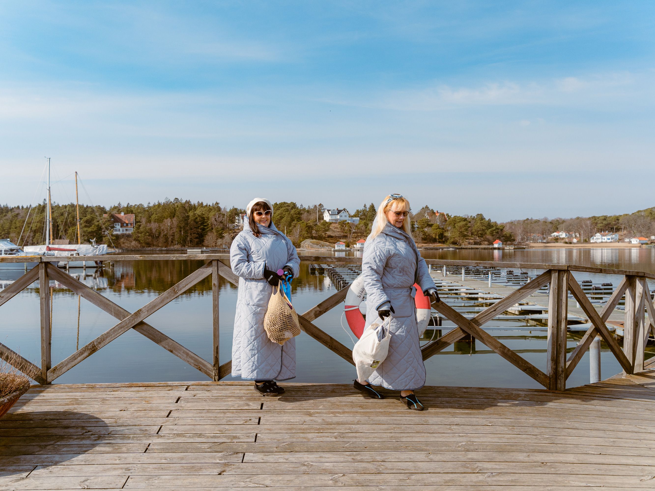 Två personer på en brygga