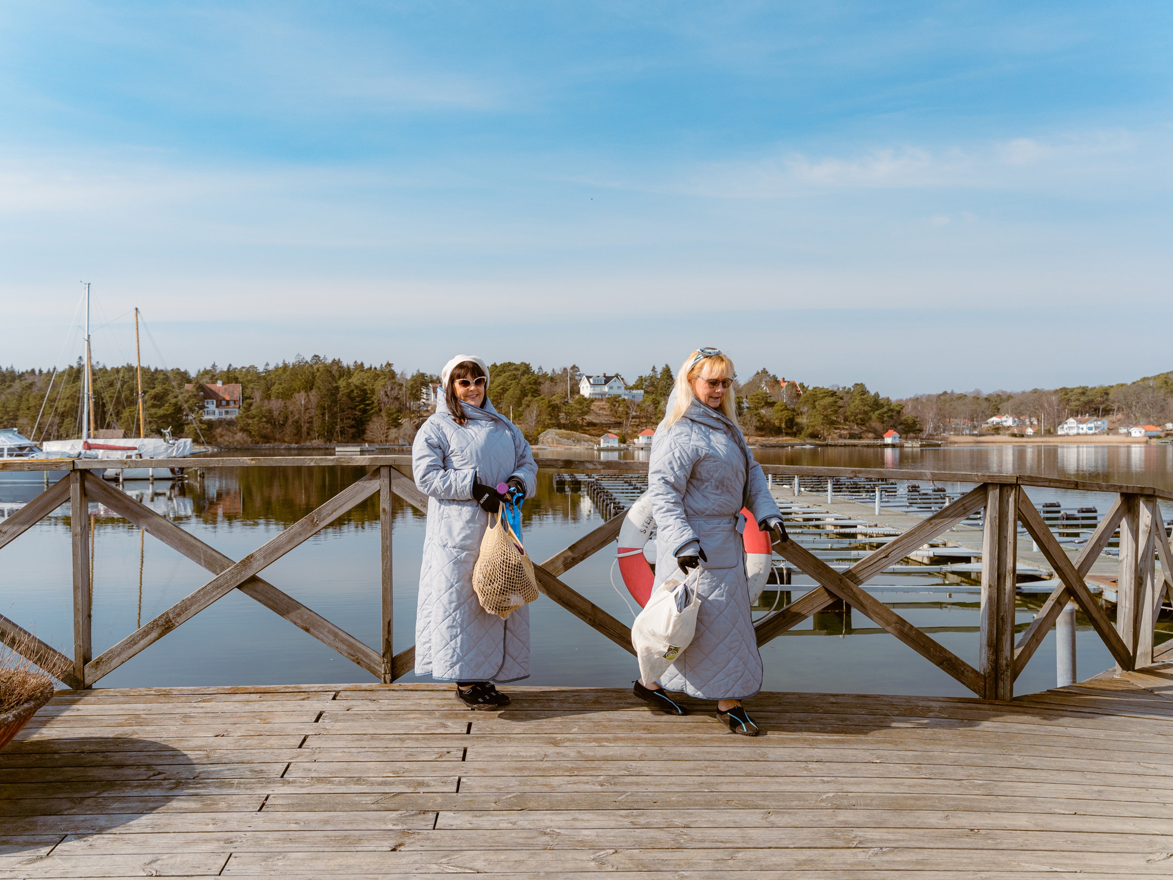 Två personer på en brygga
