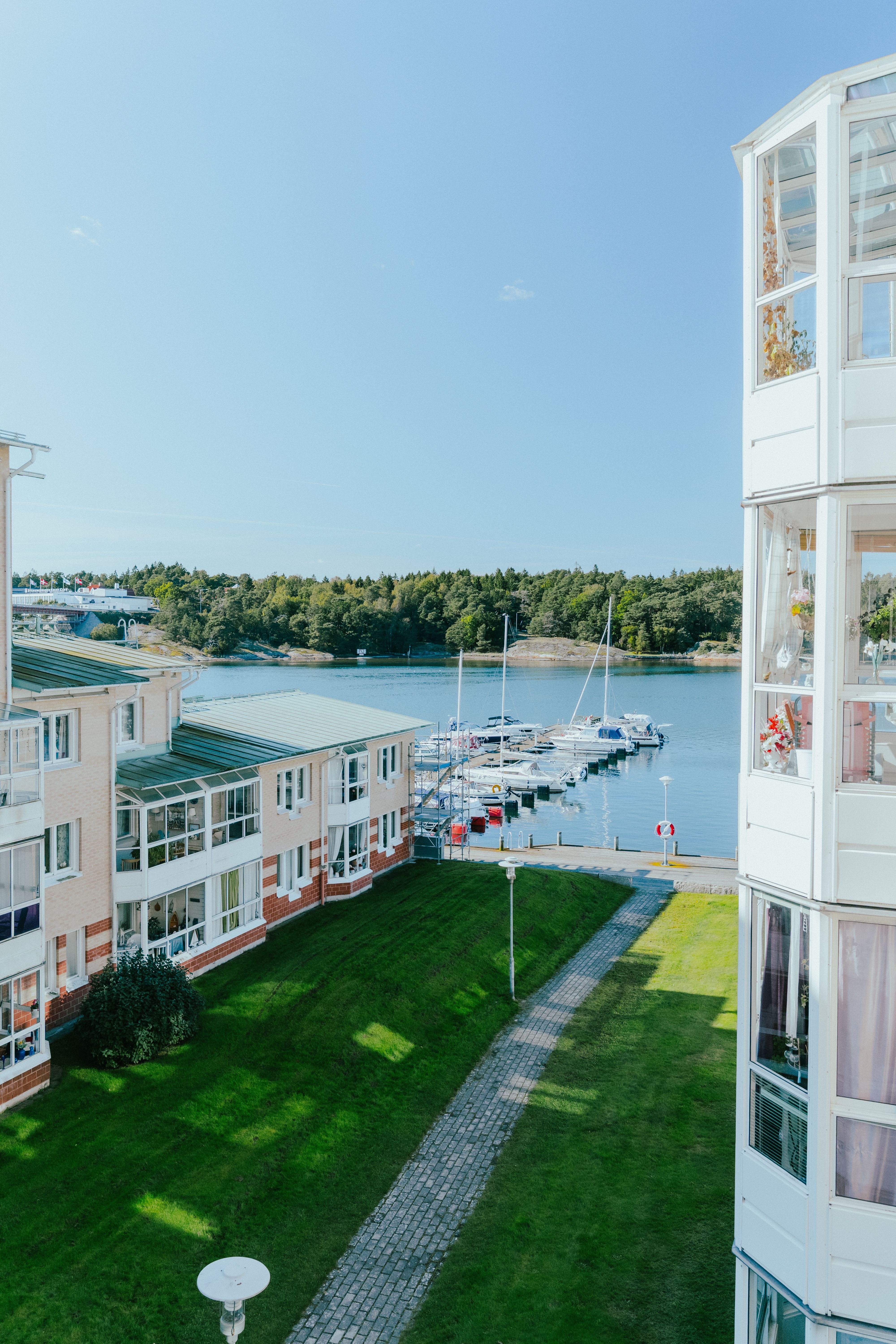 Utsikt över småbåtshamn från en lägenhet högt upp