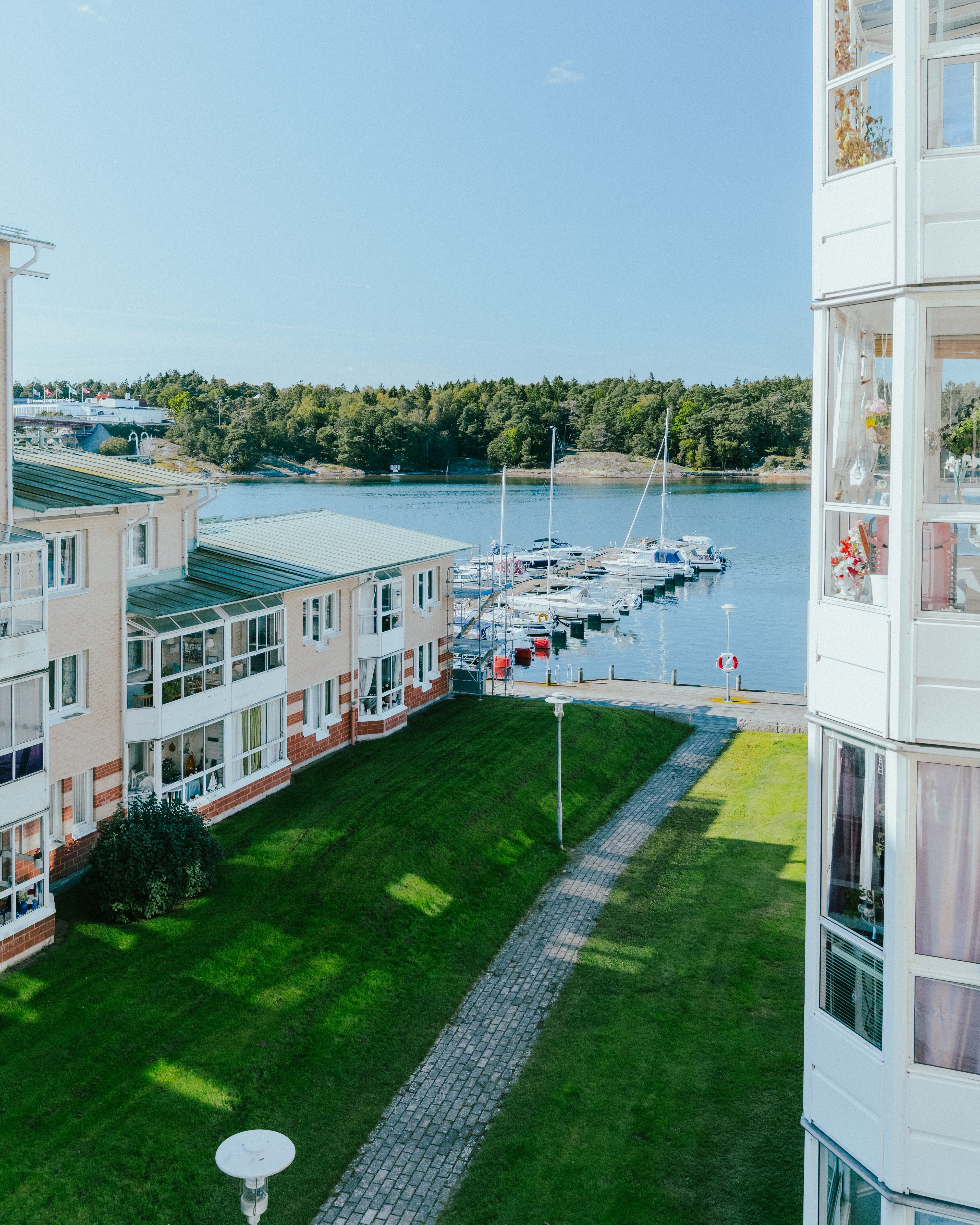 Utsikt över småbåtshamn från en lägenhet högt upp