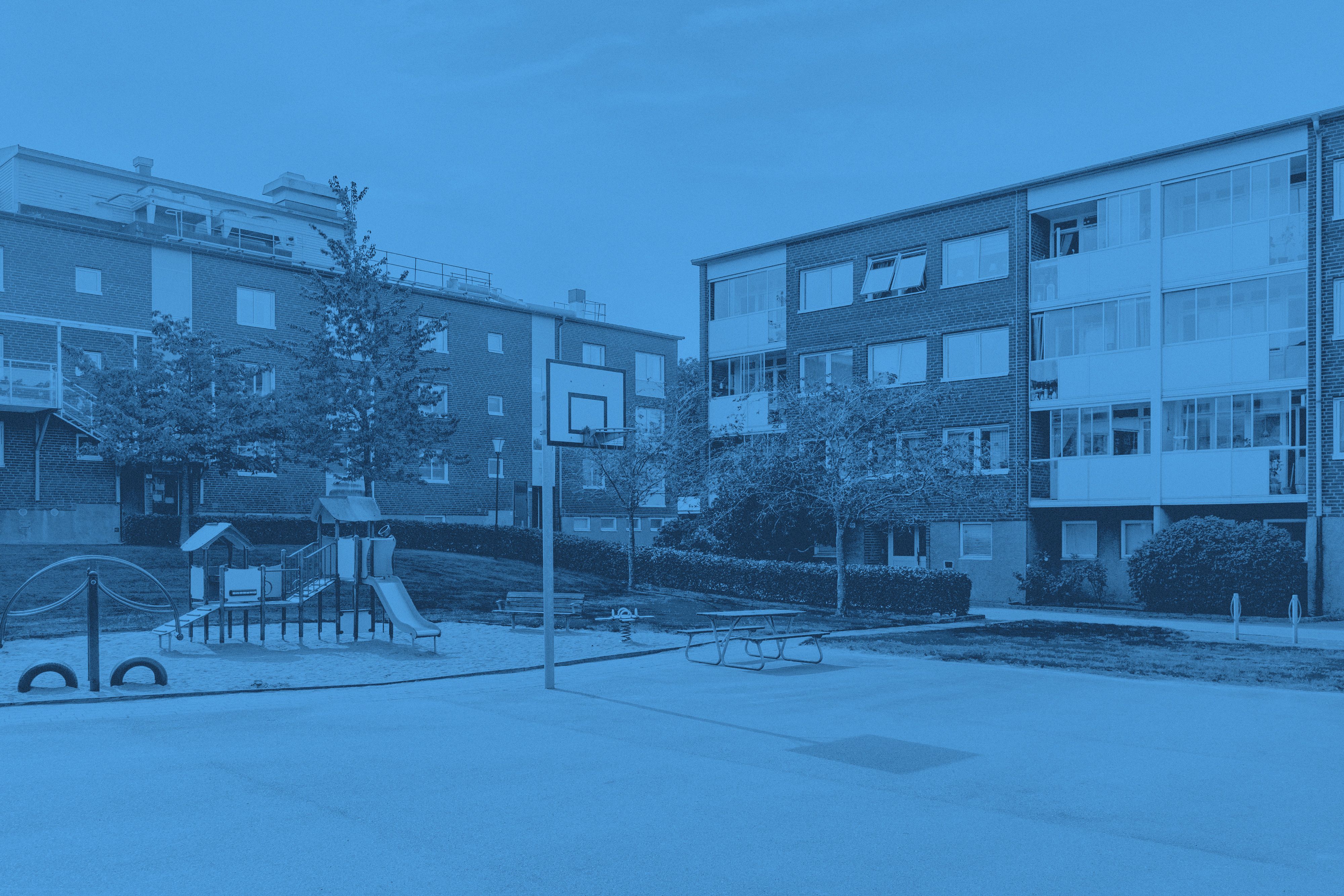 En gårdsplan med en basketkorg