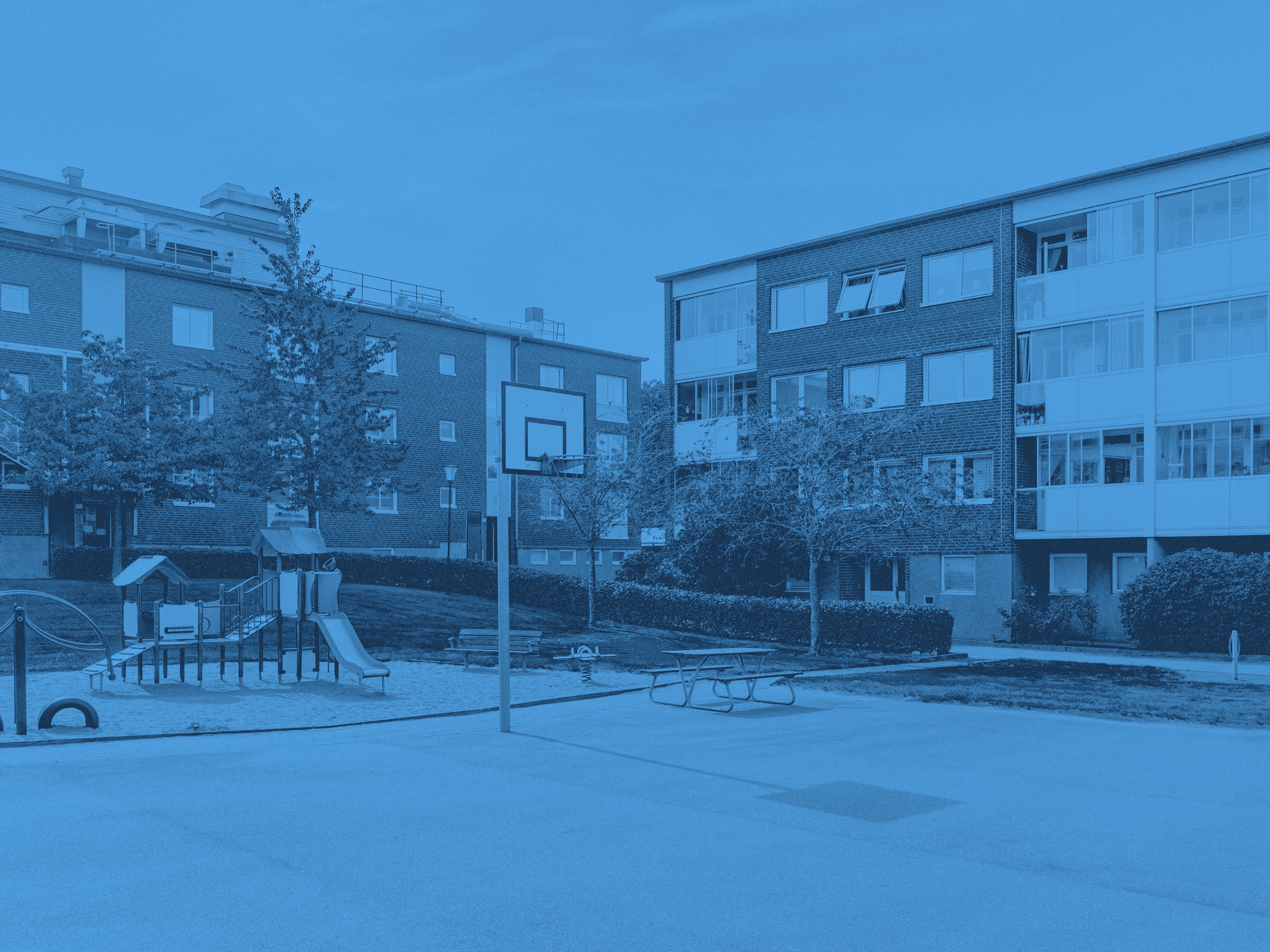 En gårdsplan med en basketkorg