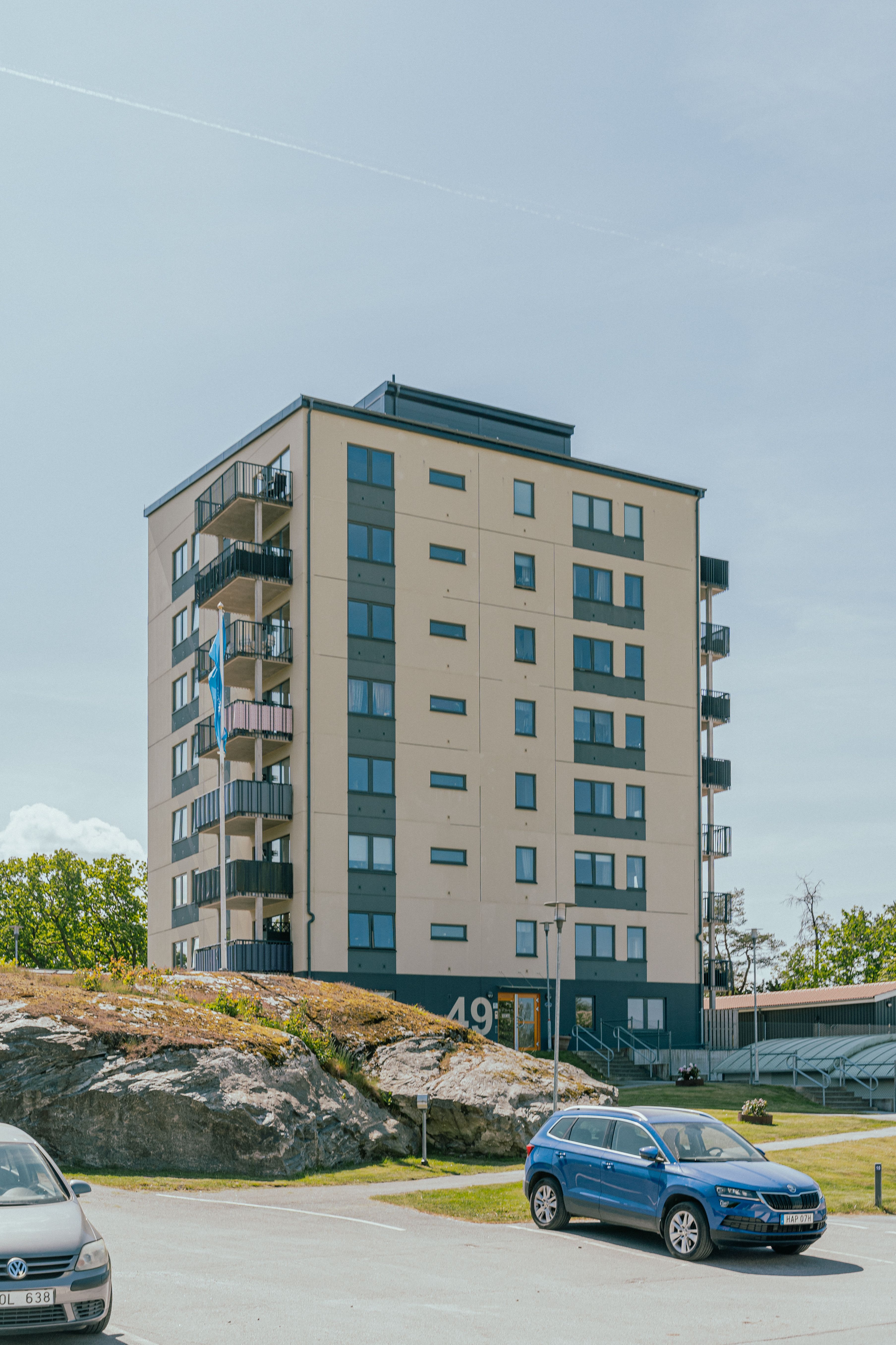 Ett åtta-våningshus på avstånd